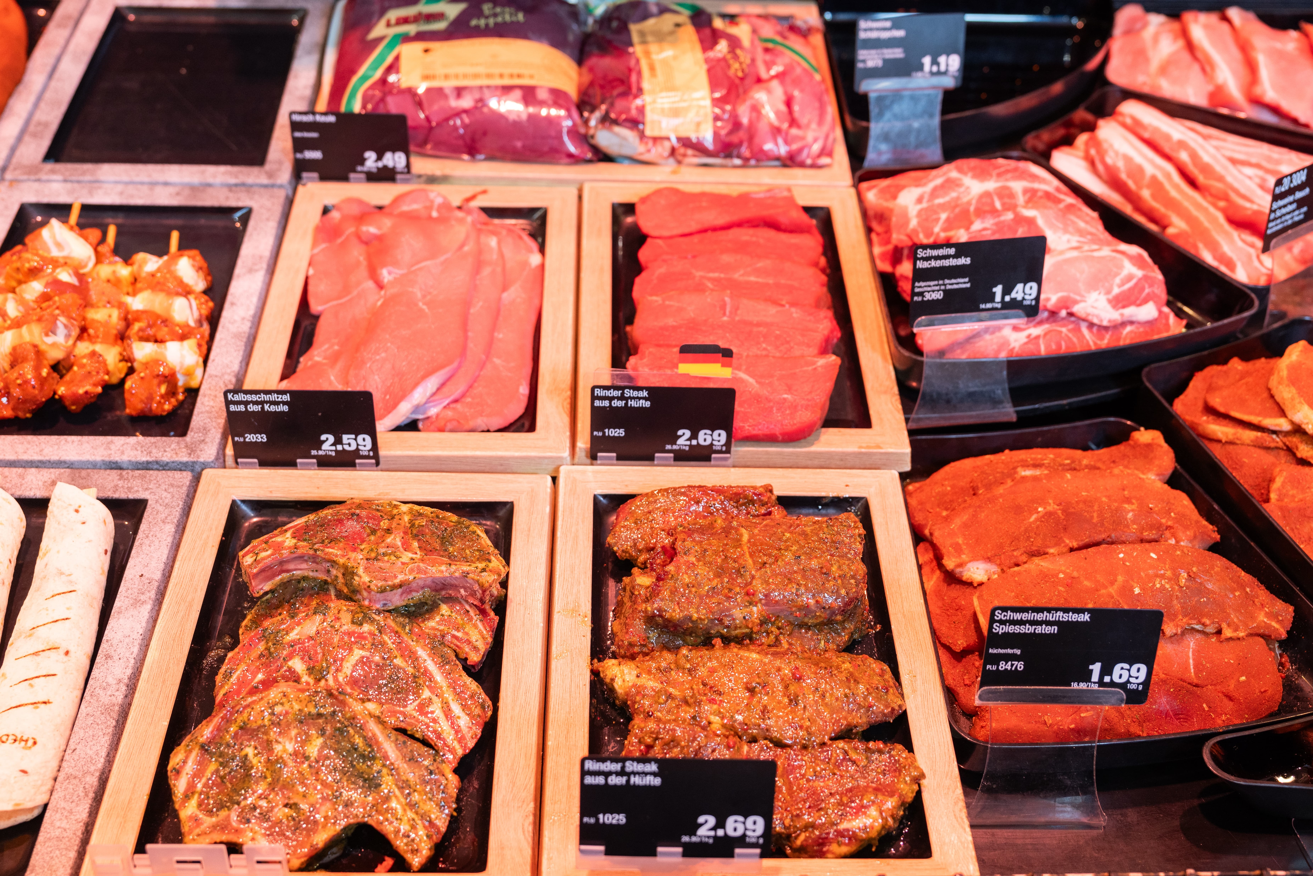 Verschiedene Fleischprodukte in der Auslage einer Frischetheke.