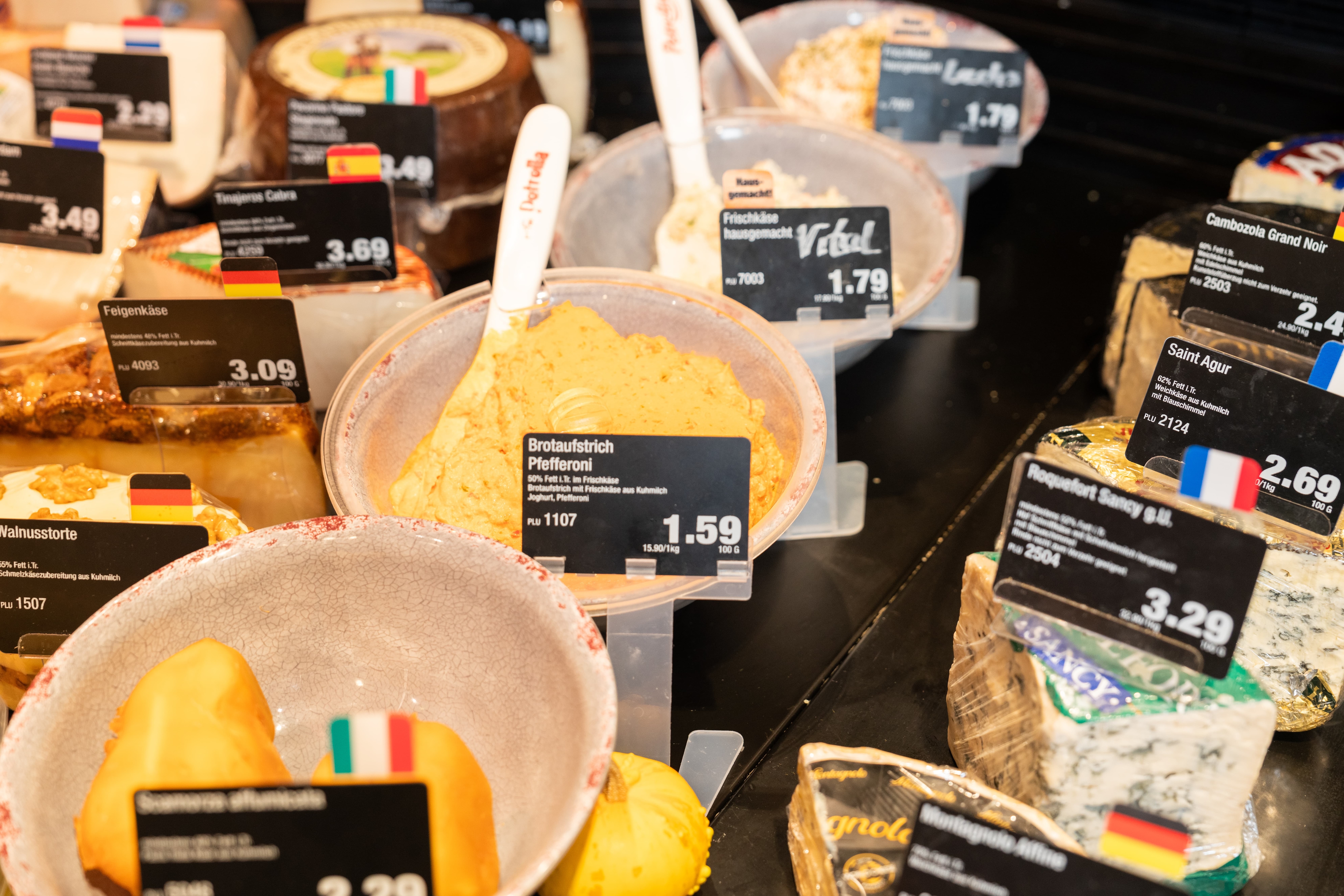 Die Nahaufnahme der Auslage einer Käsetheke.