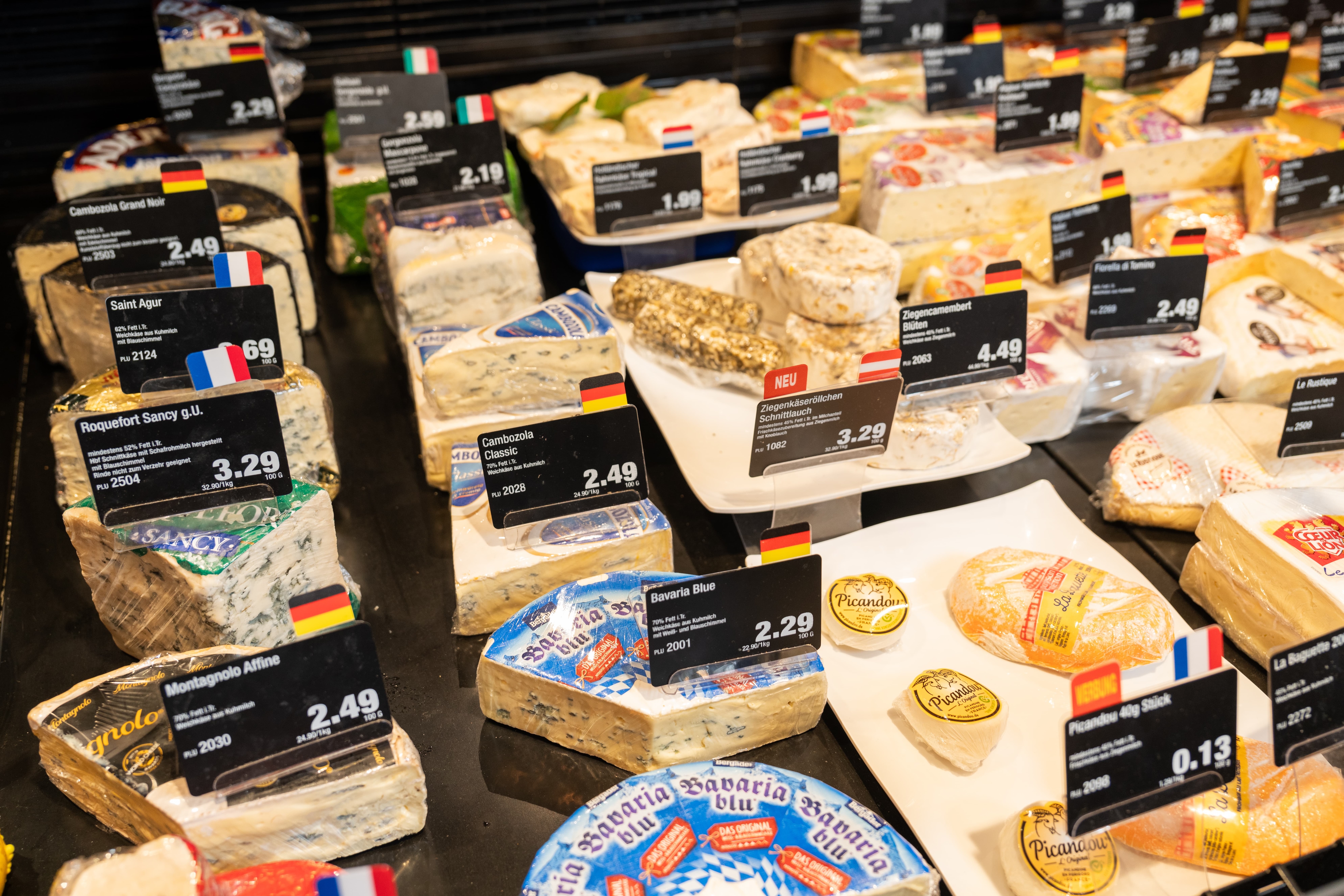 Die Käsetheke eines EDEKA-Marktes.