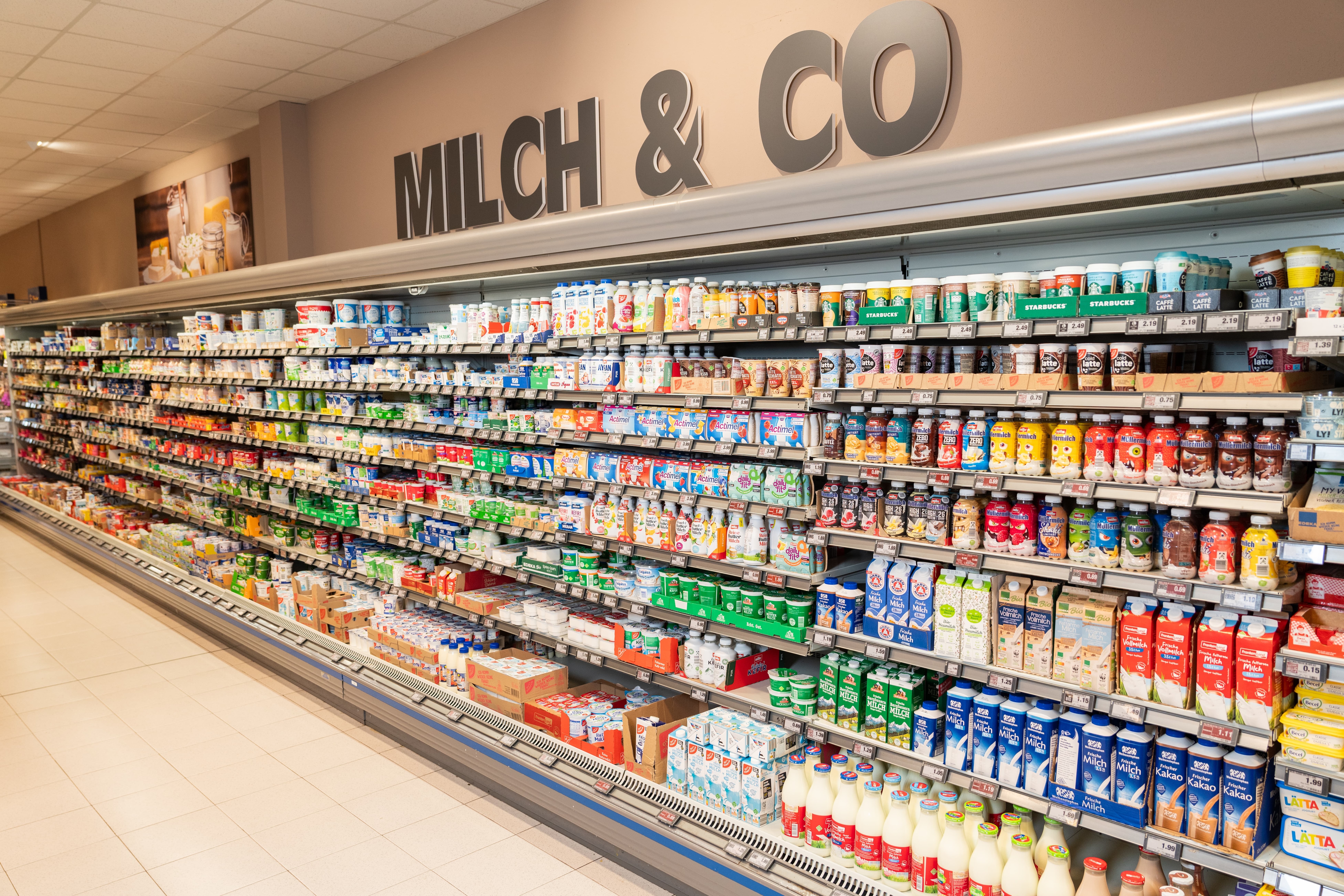 Ein Kühlregal mit Molkereiprodukten in einem EDEKA-Markt.