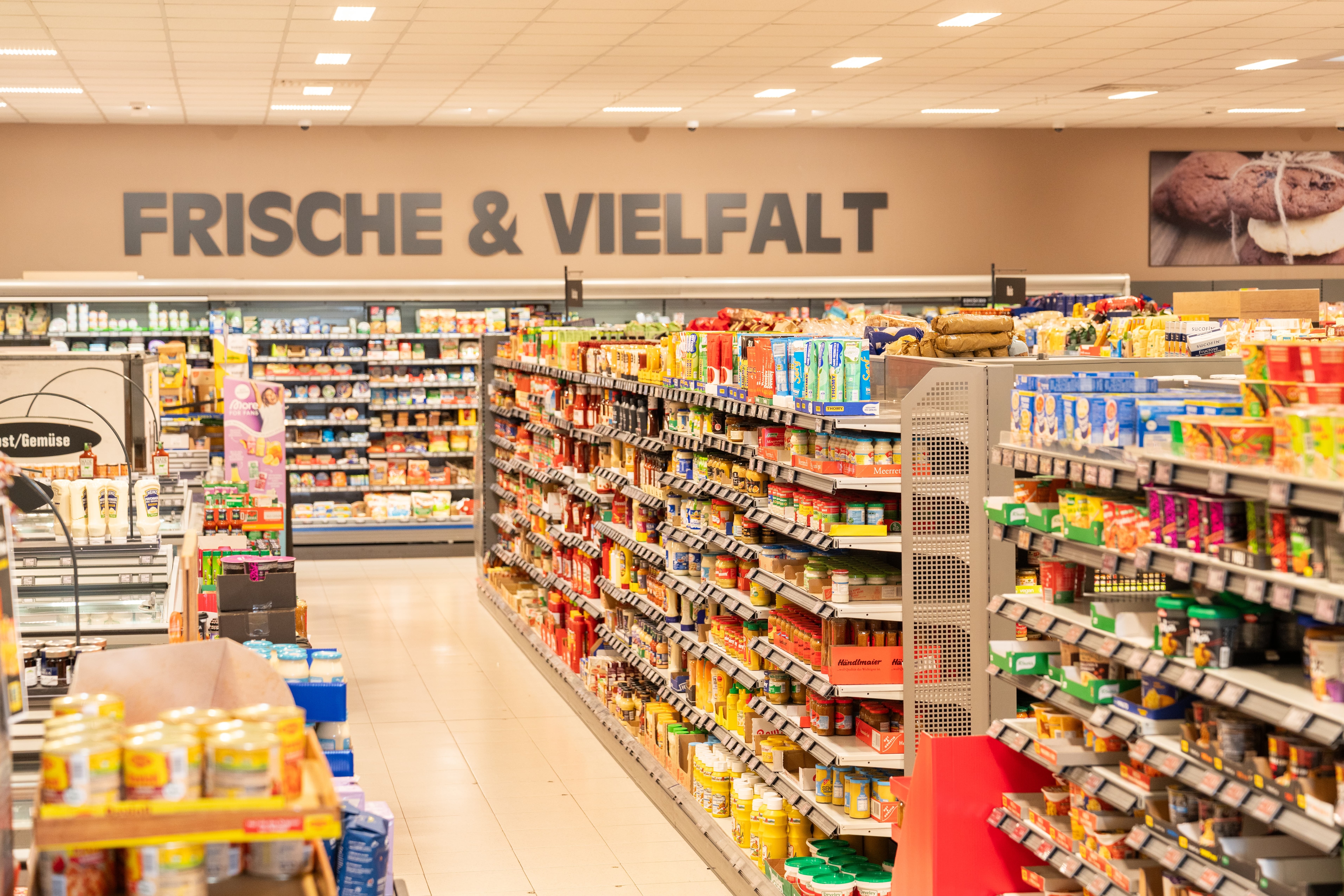 Ein Blick entlang der Regalreihen eines EDEKA-Marktes.