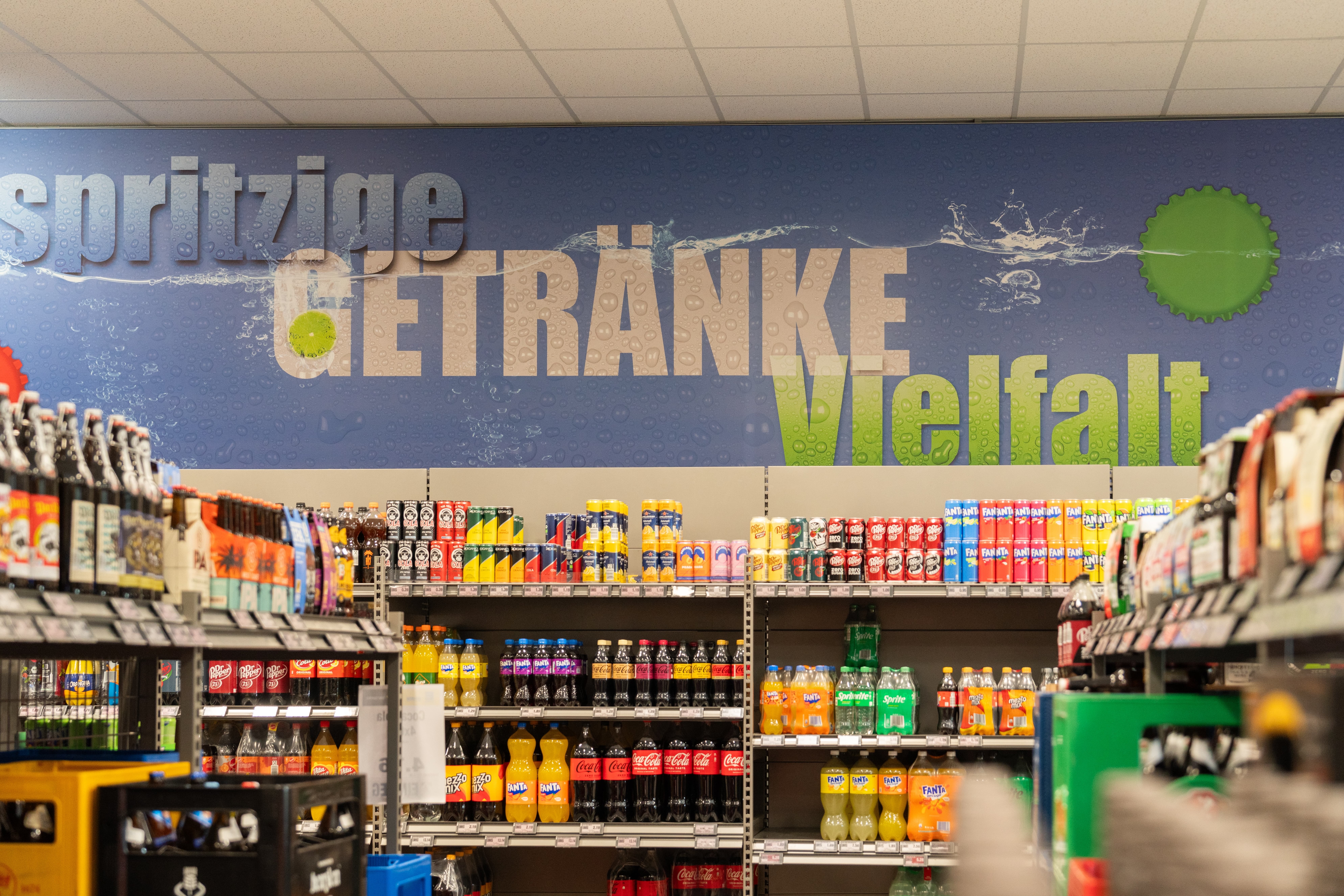 Die Getränkeabteilung eines EDEKA-Marktes. An der Wand steht: "Spritzige Getränke Vielfalt".