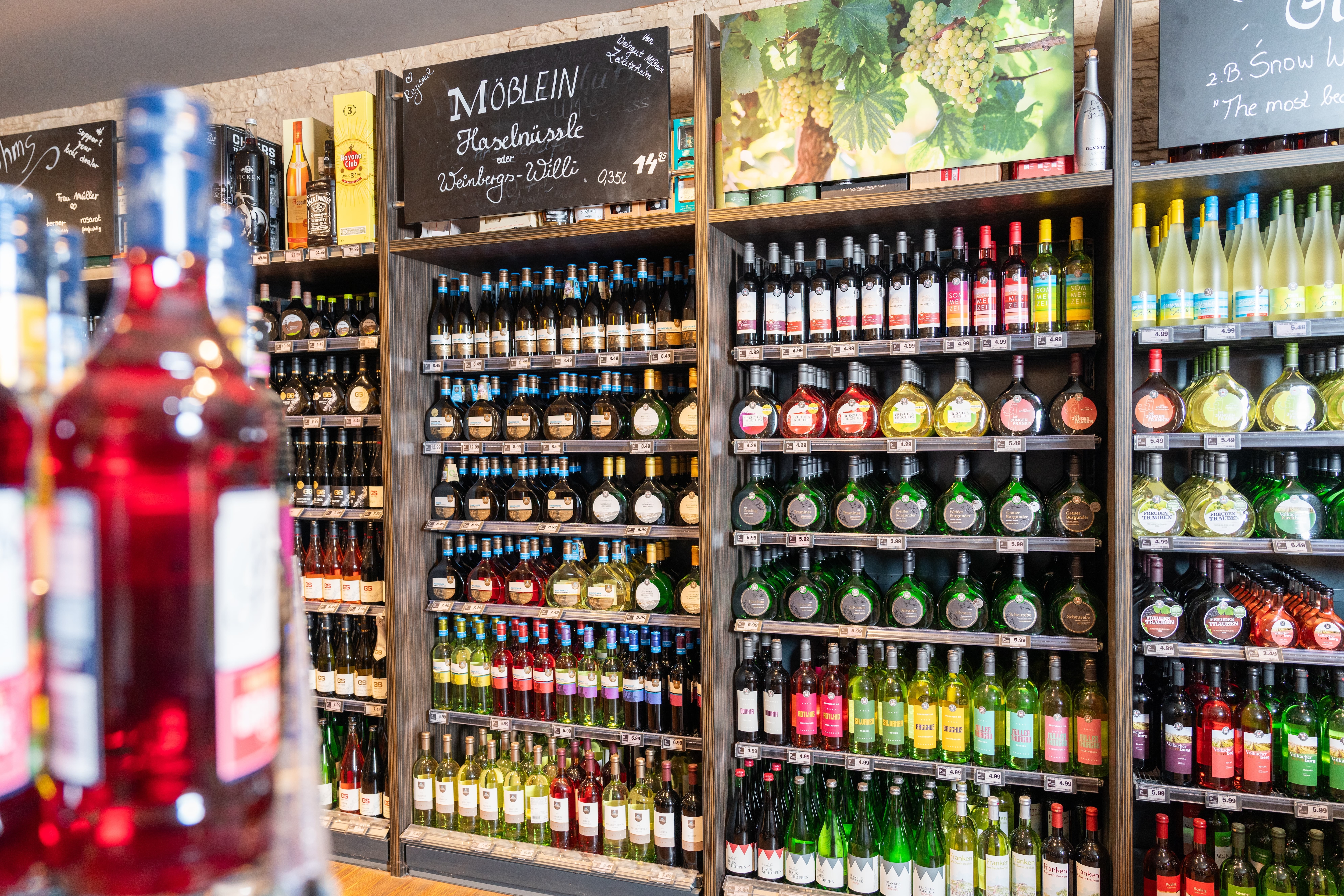 Weinregale in einem EDEKA-Markt.