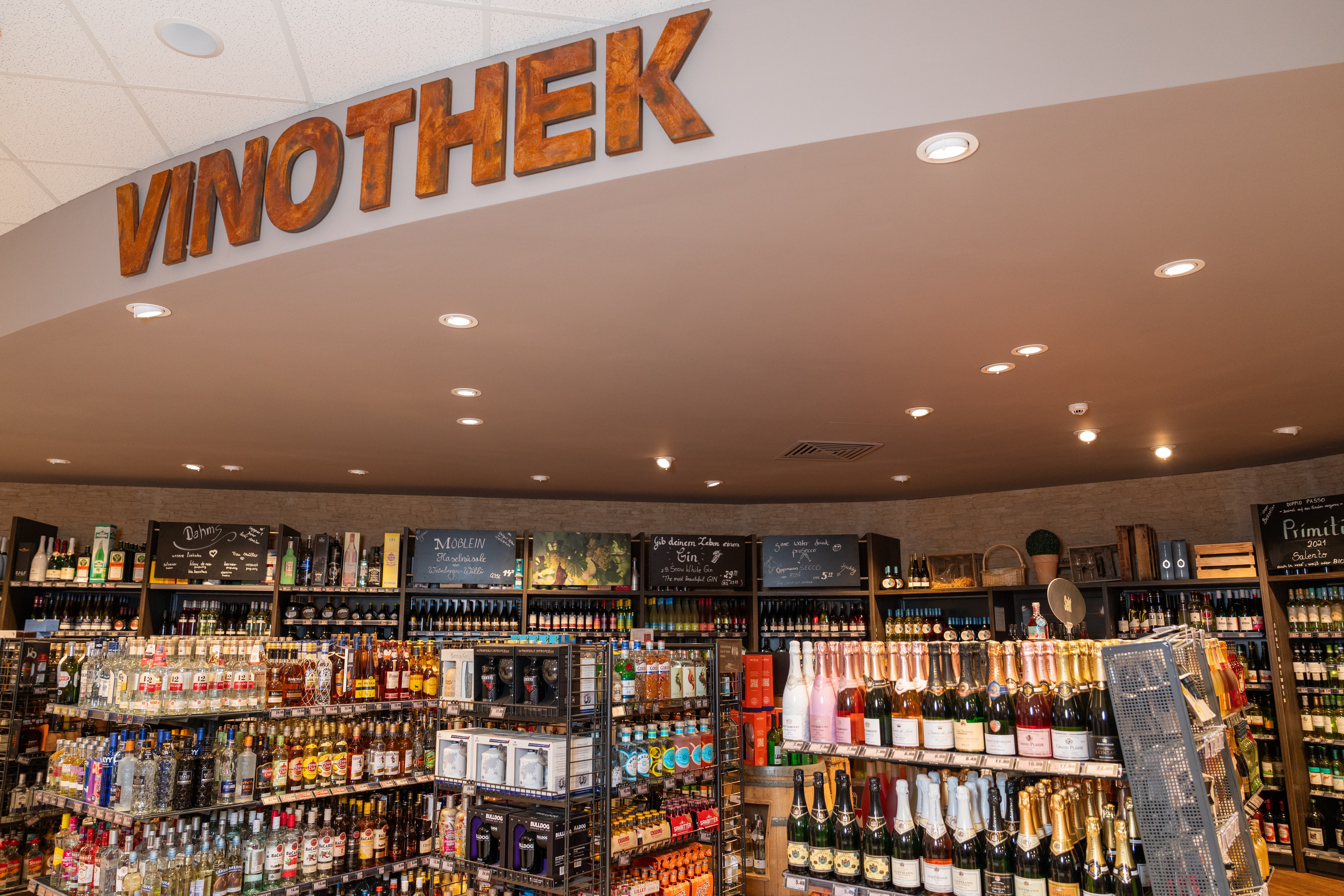 Die Vinothek eines EDEKA-Marktes.