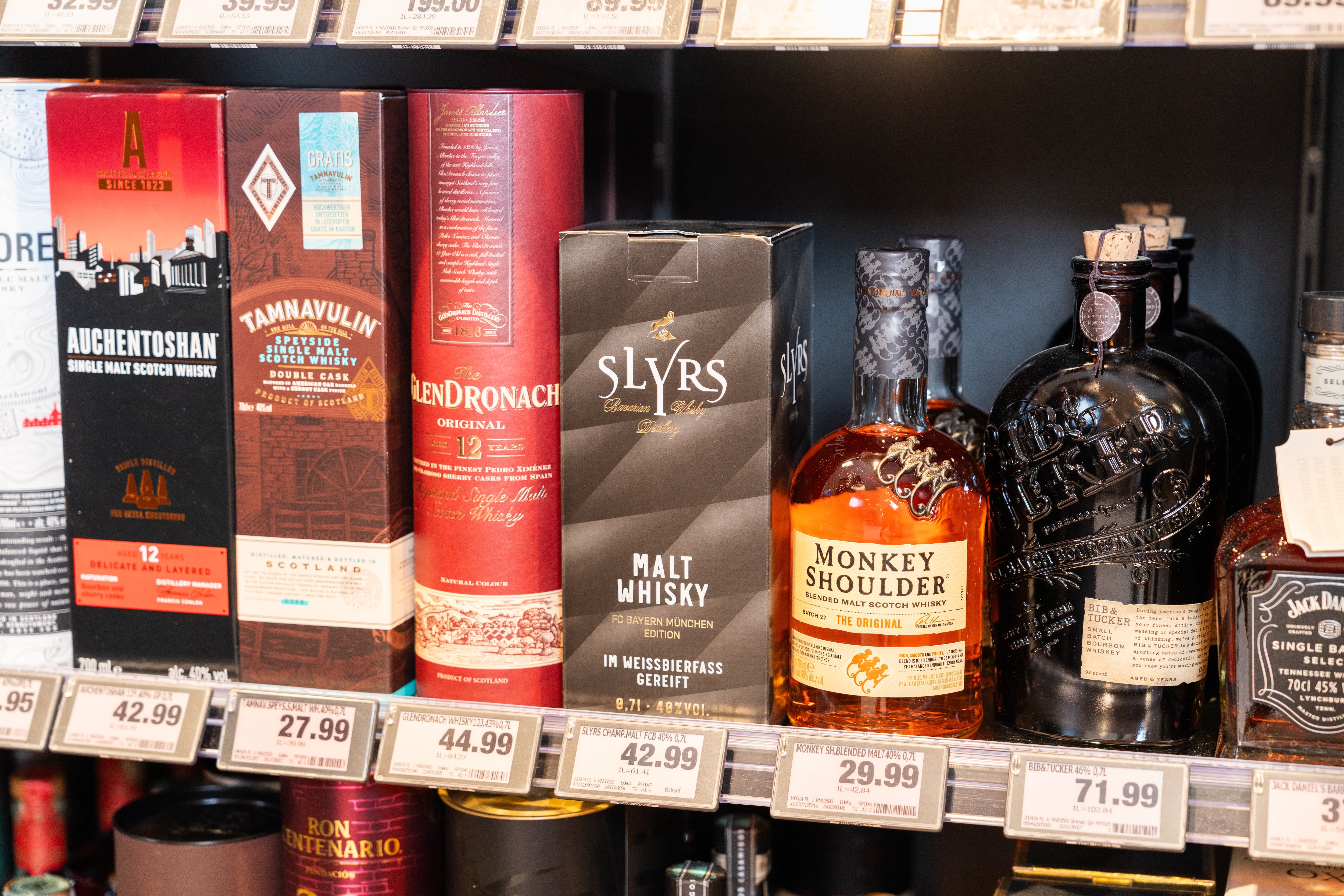 Ein Regal mit verschiedenen Whiskysorten.