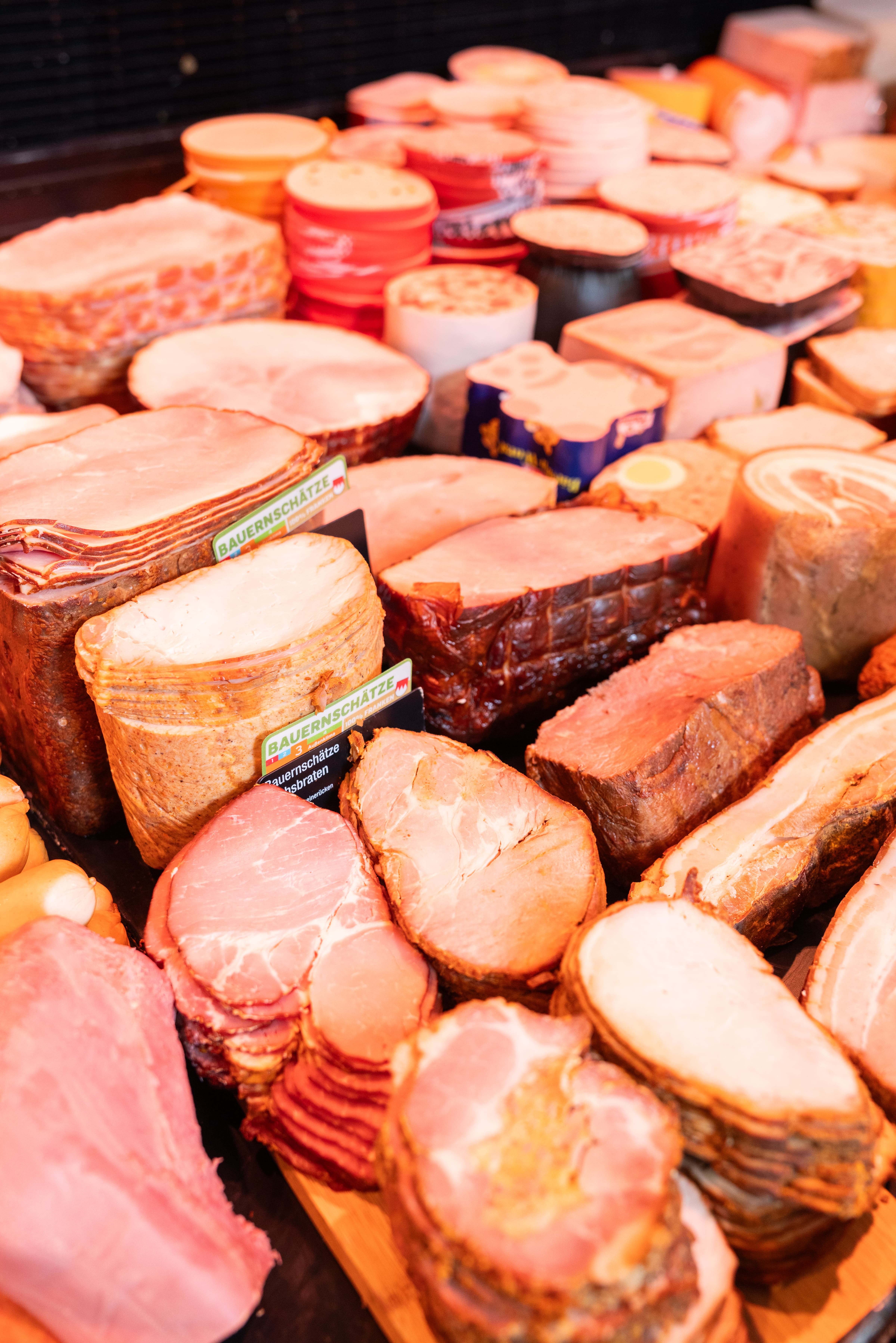 Blick über die Auslage der Fleischtheke eines EDEKA-Marktes.