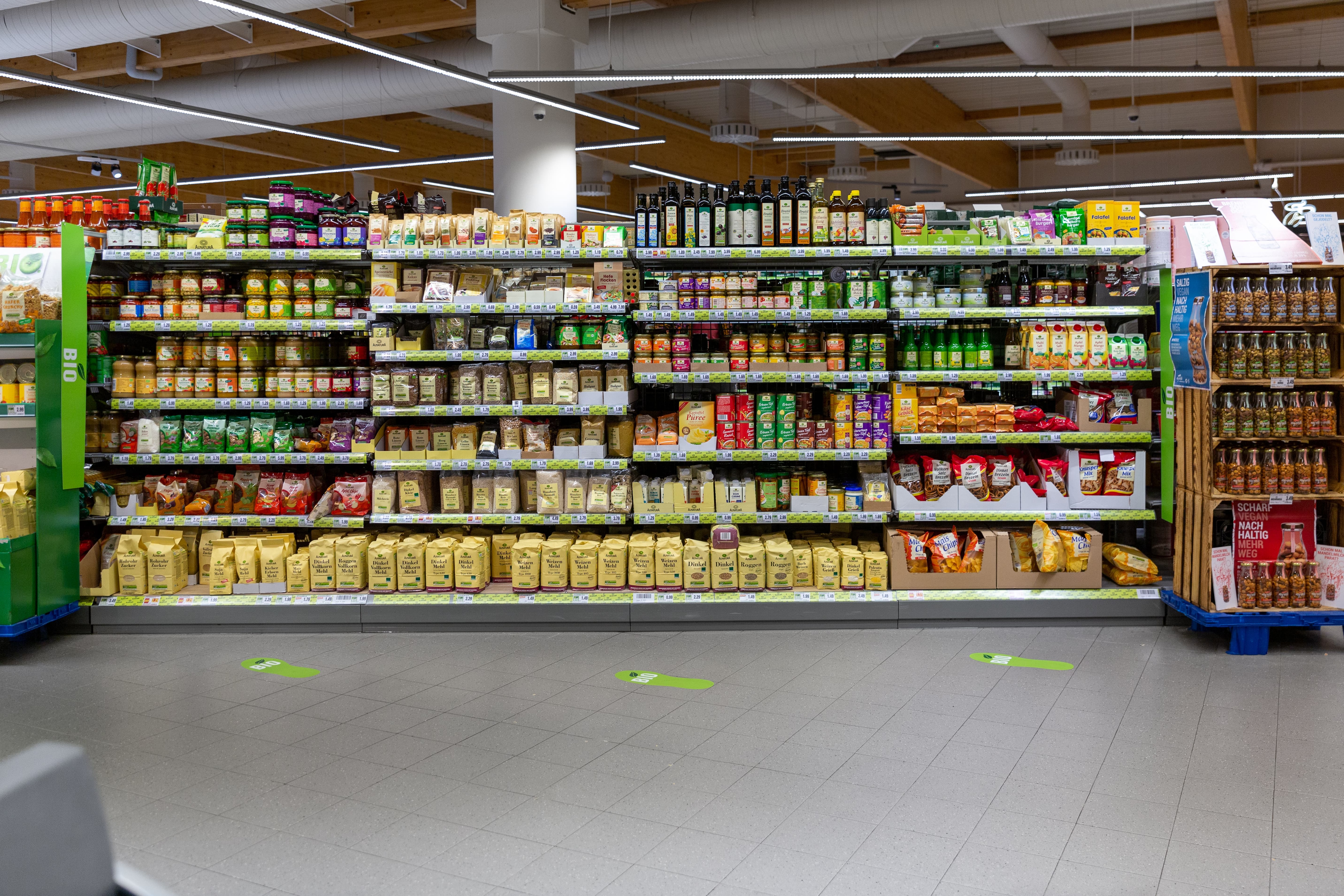 Regal mit Alnatura Bio Produkten.