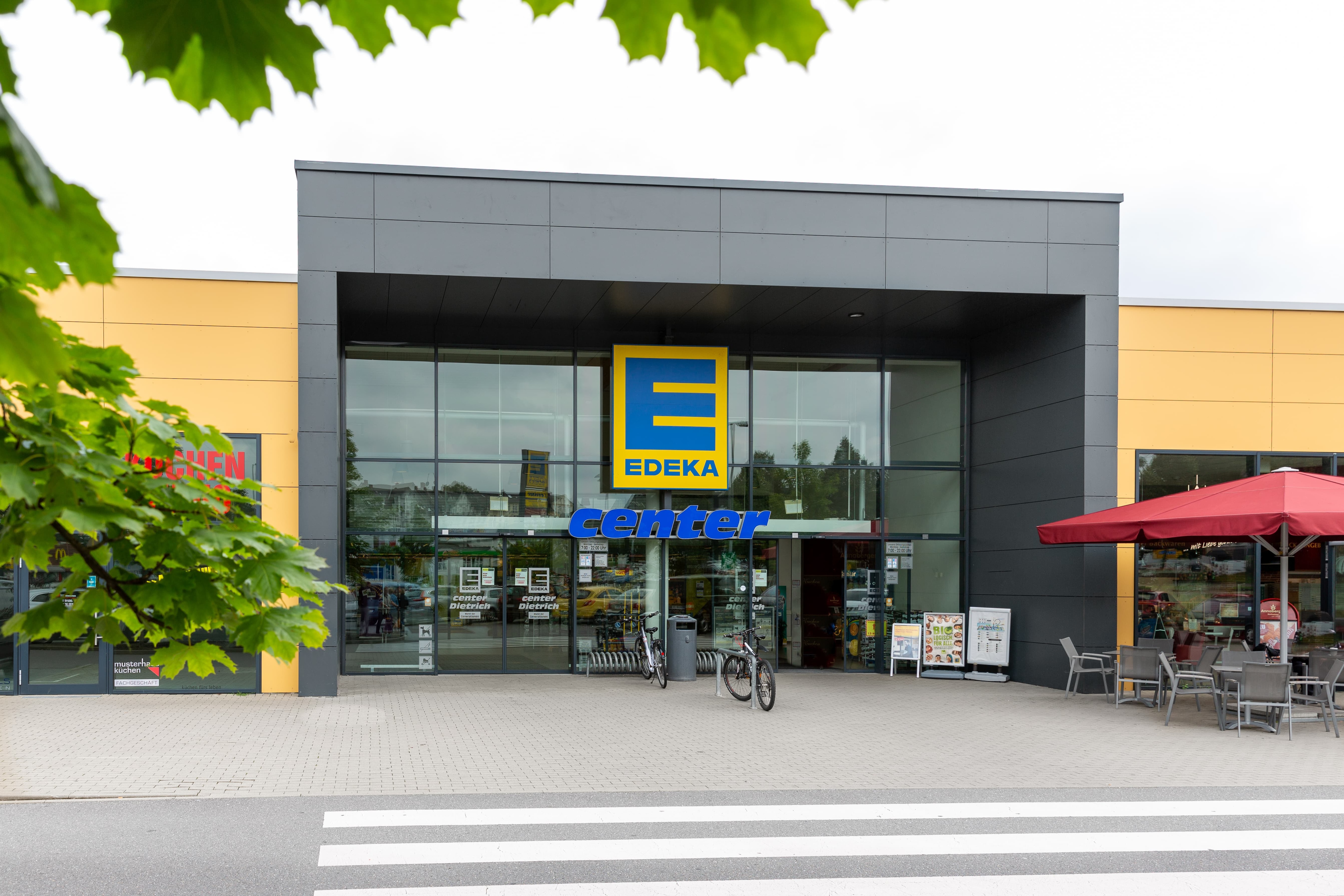 Der Eingang des Edeka-Centers vom Parkplatz aus fotografiert.