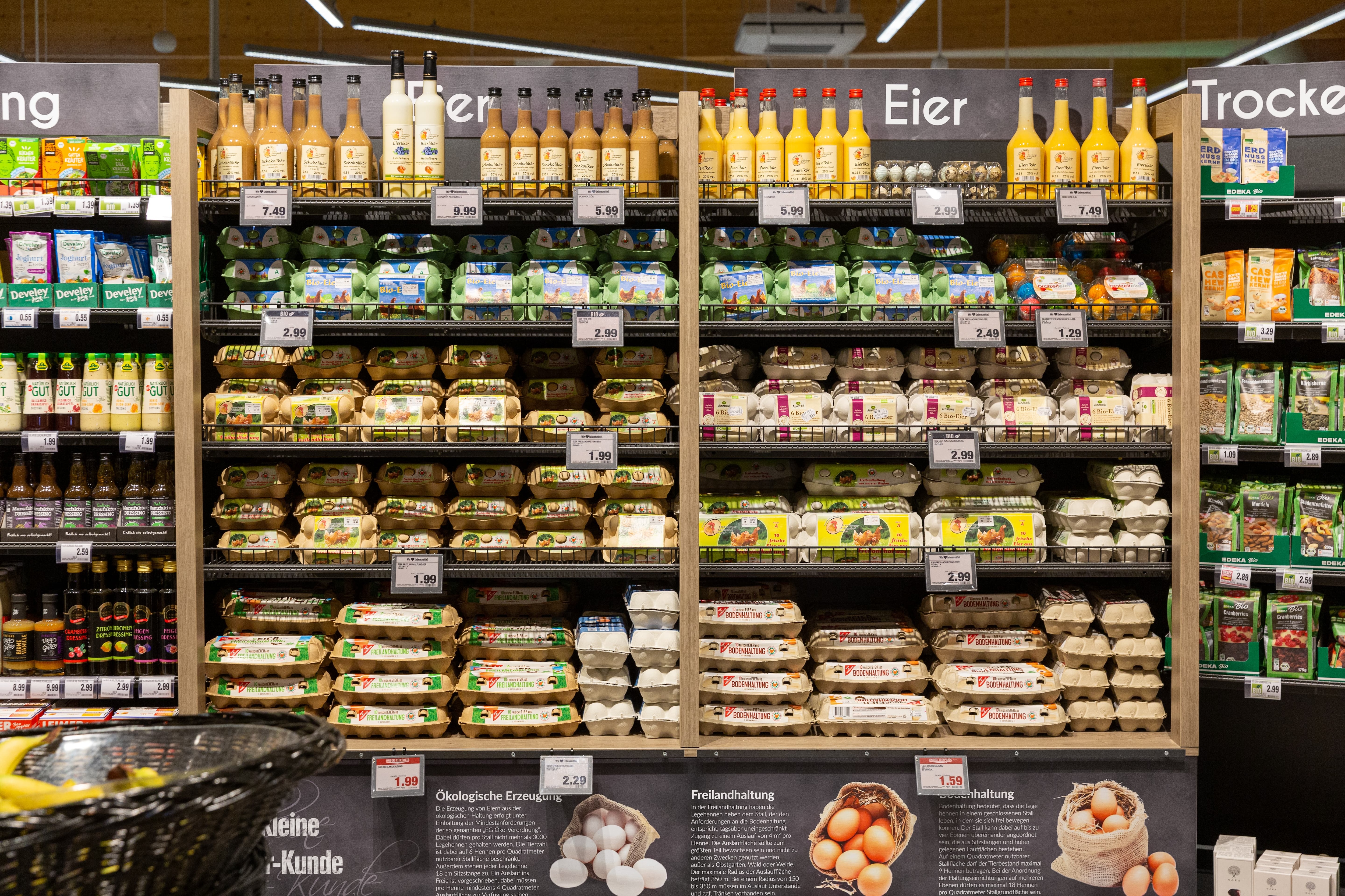 Regal mit den verschiedenen Sorten von Eiern.