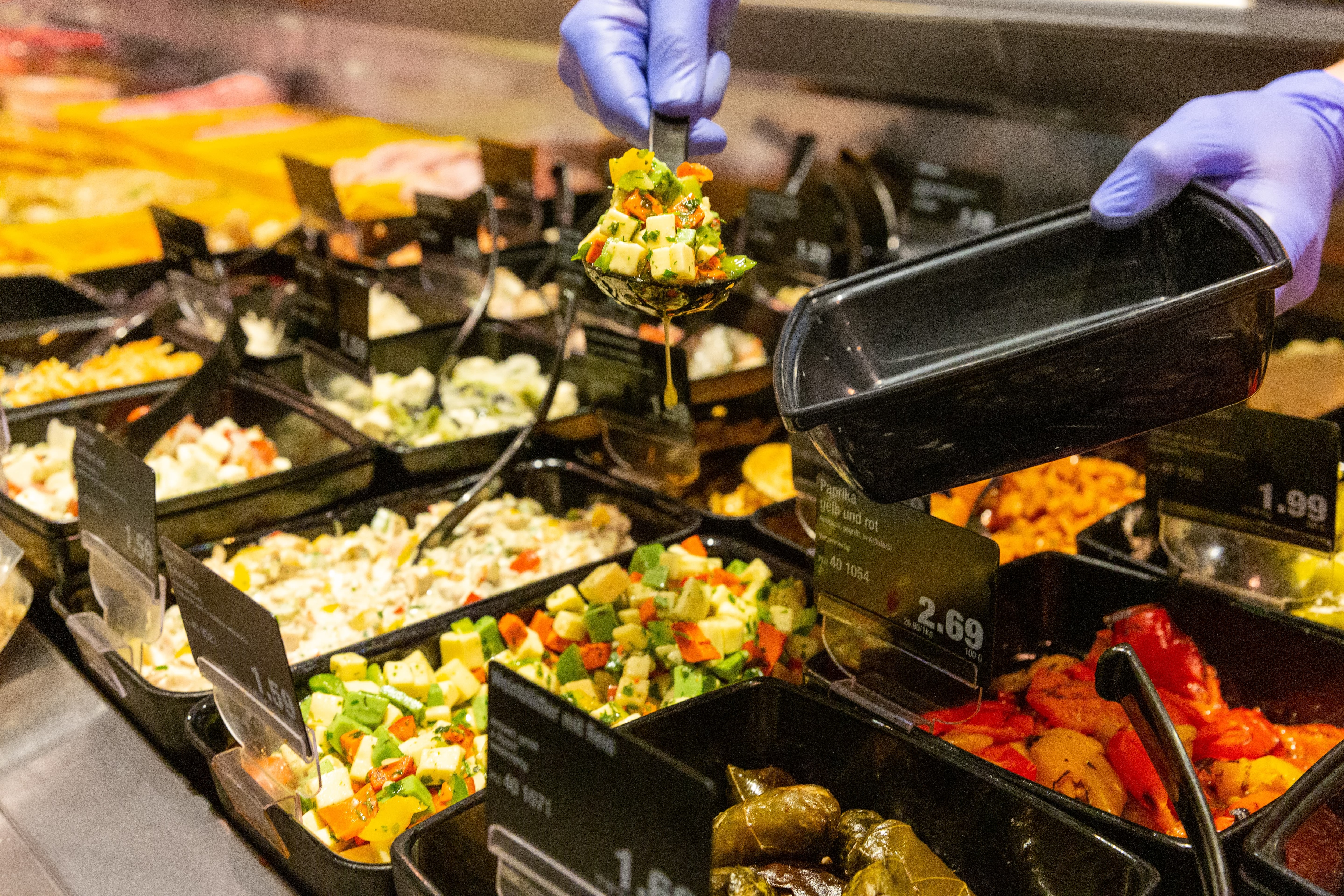 Nahaufnahme der Salattheke.