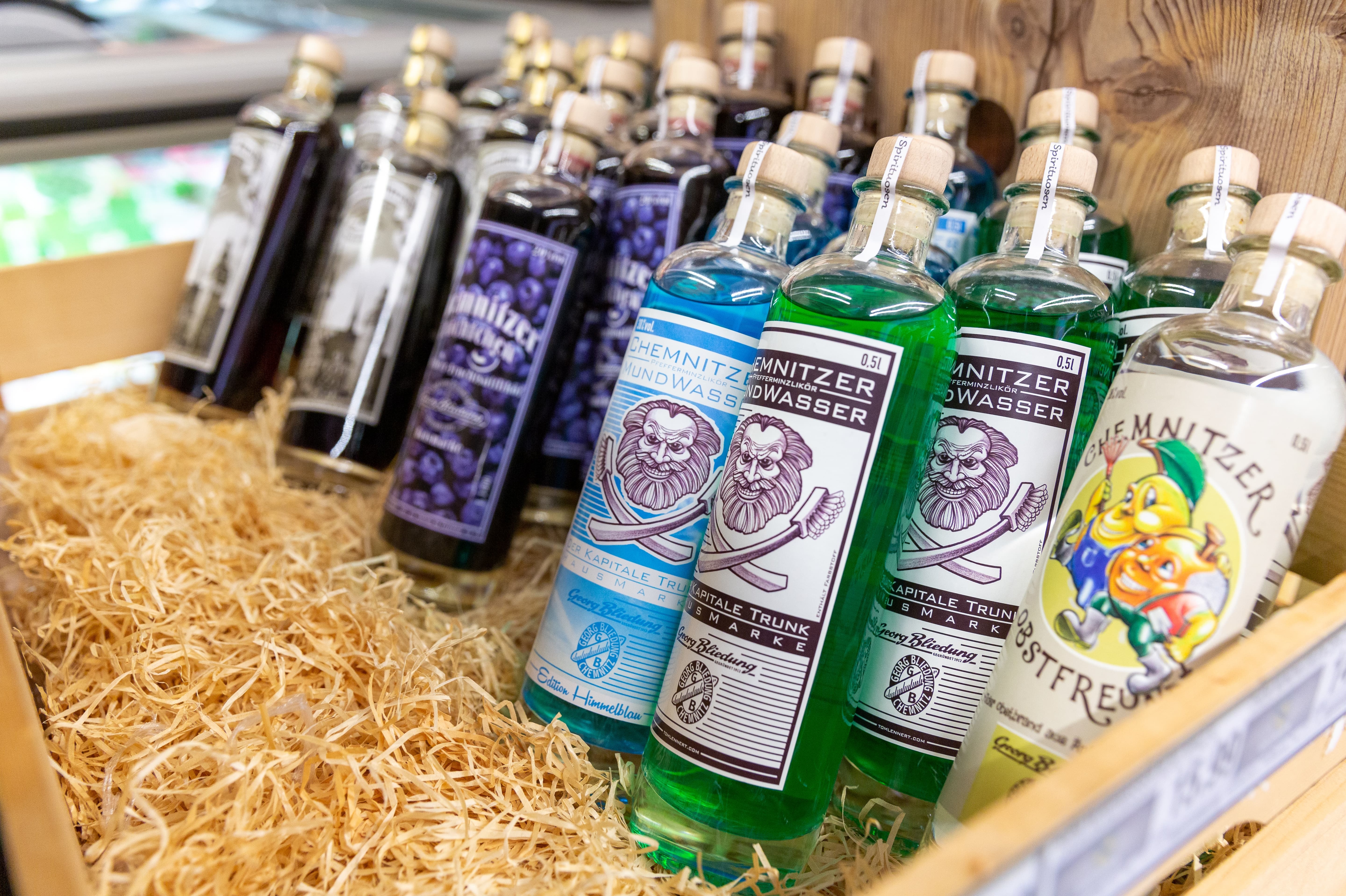 Eine Kiste mit verschiedenen Spirituosen eines regionalen Herstellers.