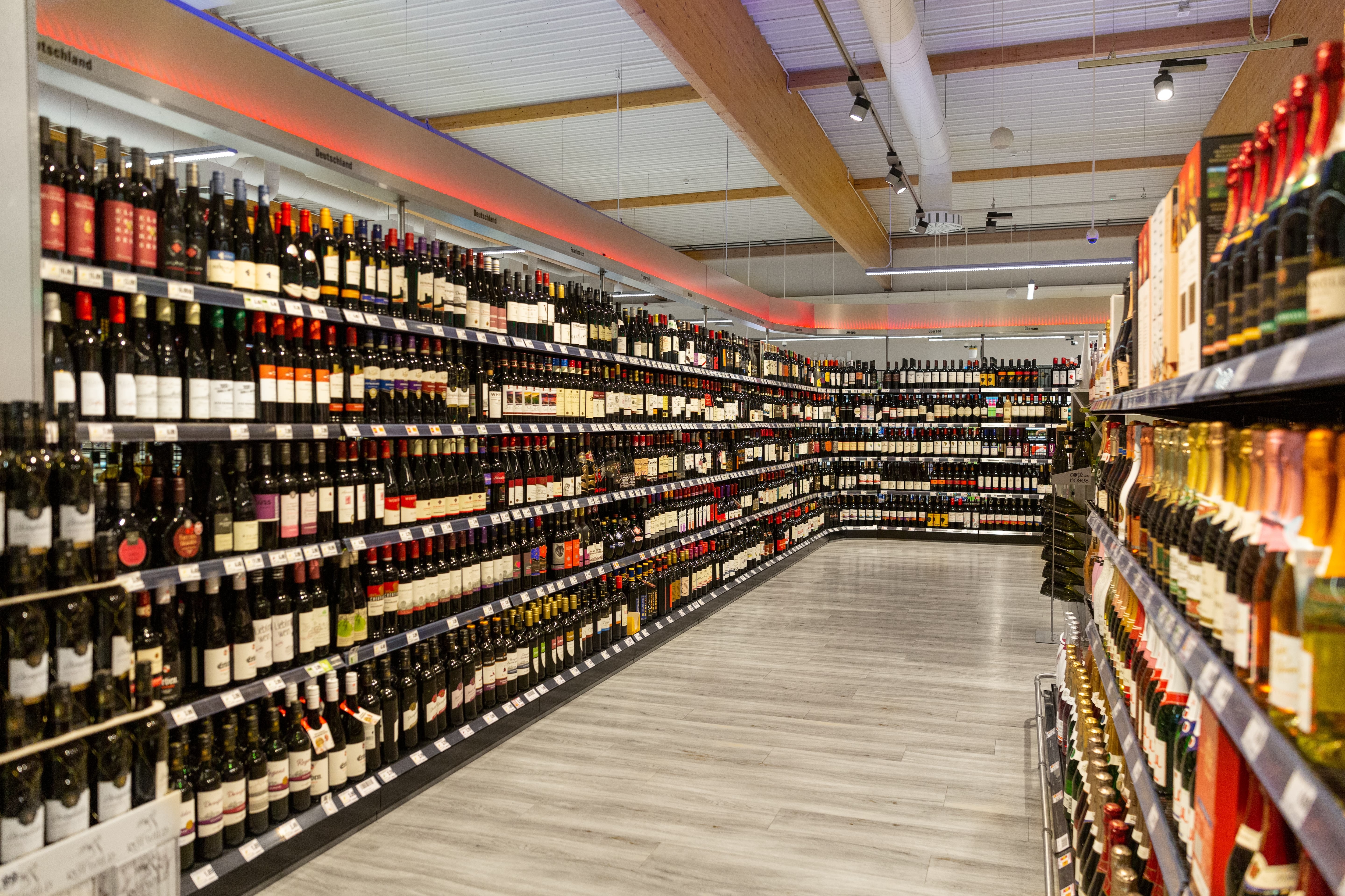 Die Weinabteilung des Edeka-Centers.