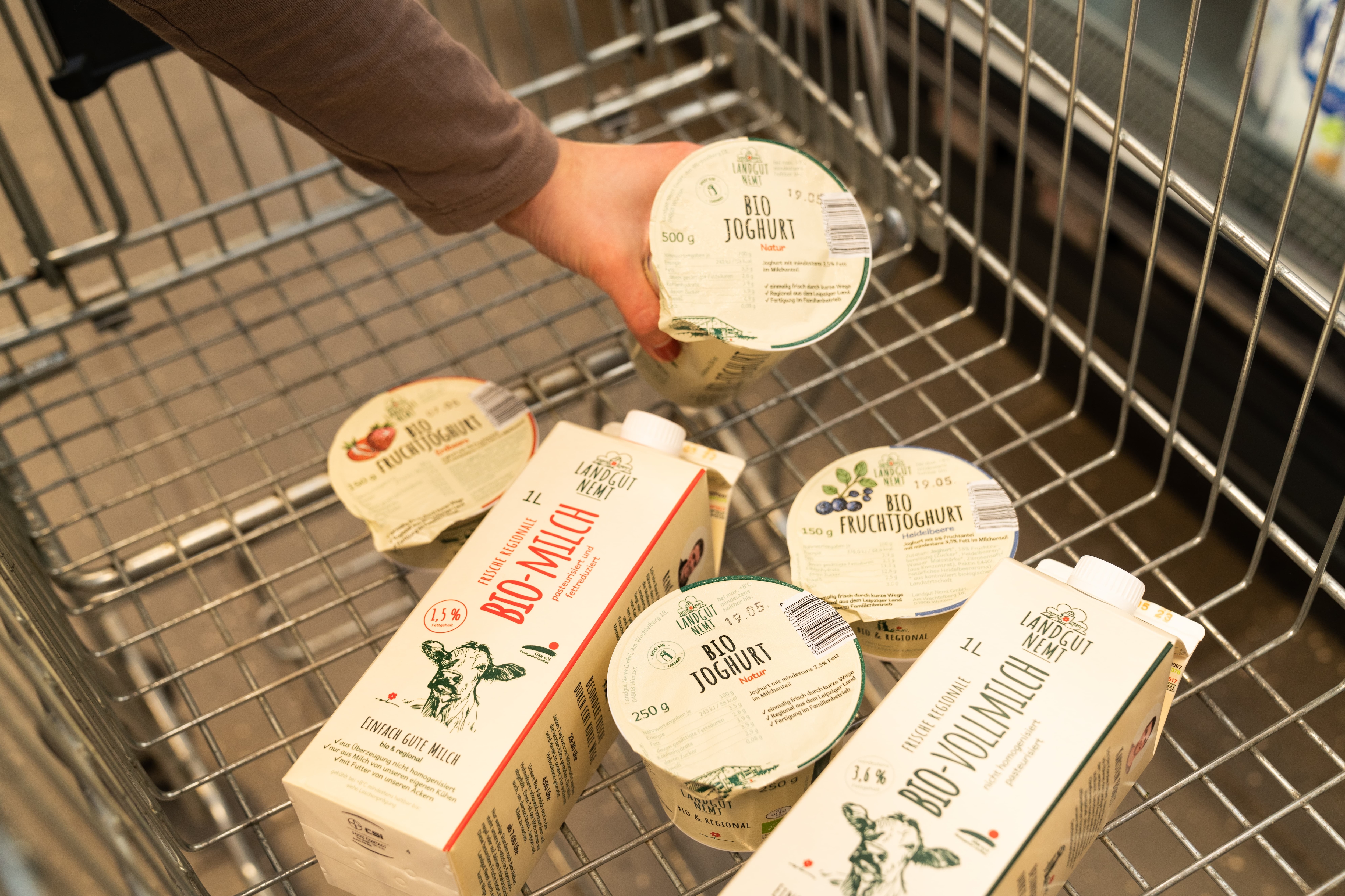 Bio-Joghurt und Bio-Milch vom Landgut Nemi in einem Einkaufswagen.