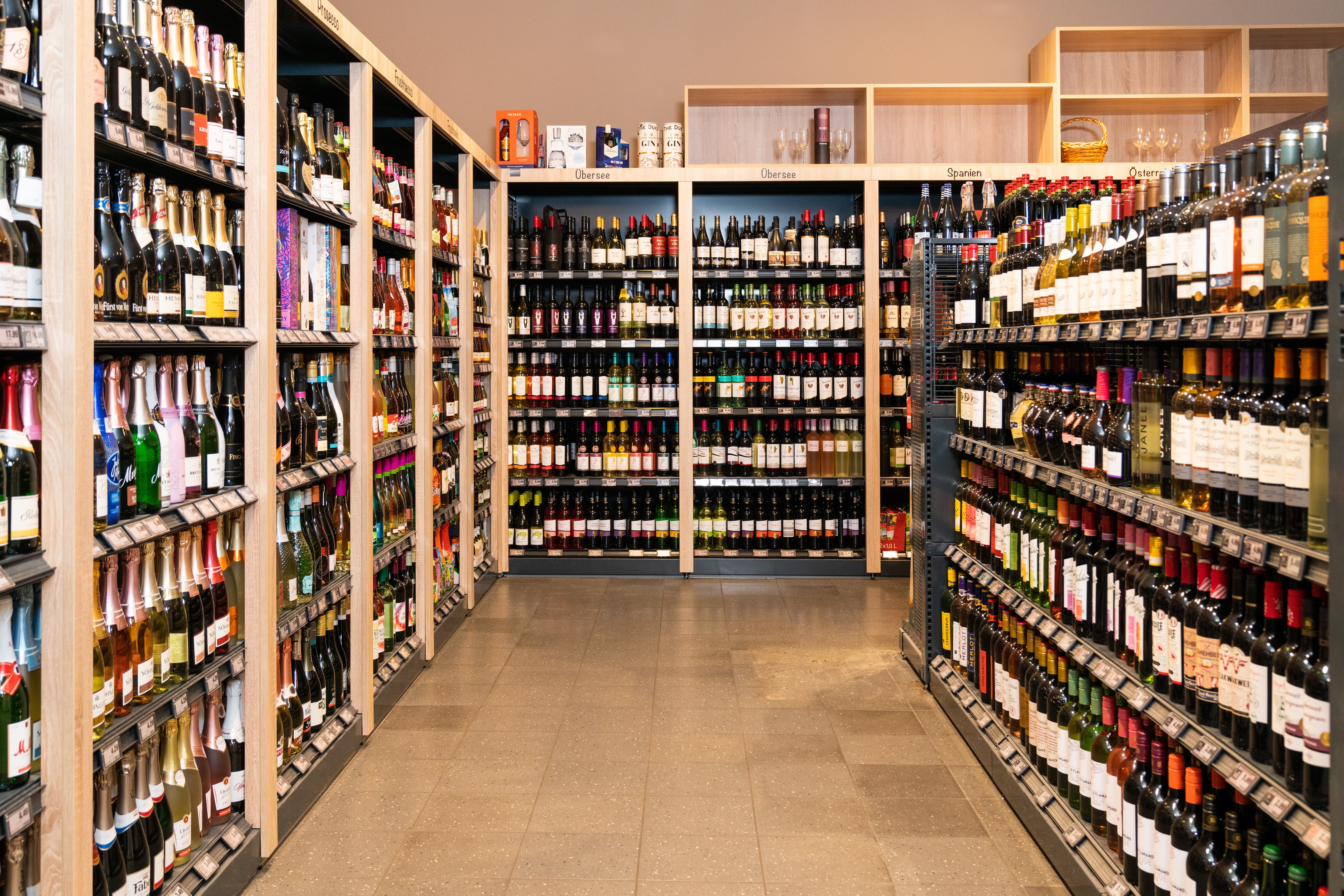 Der Gang eines Supermarktes mit Wein und Sekt.