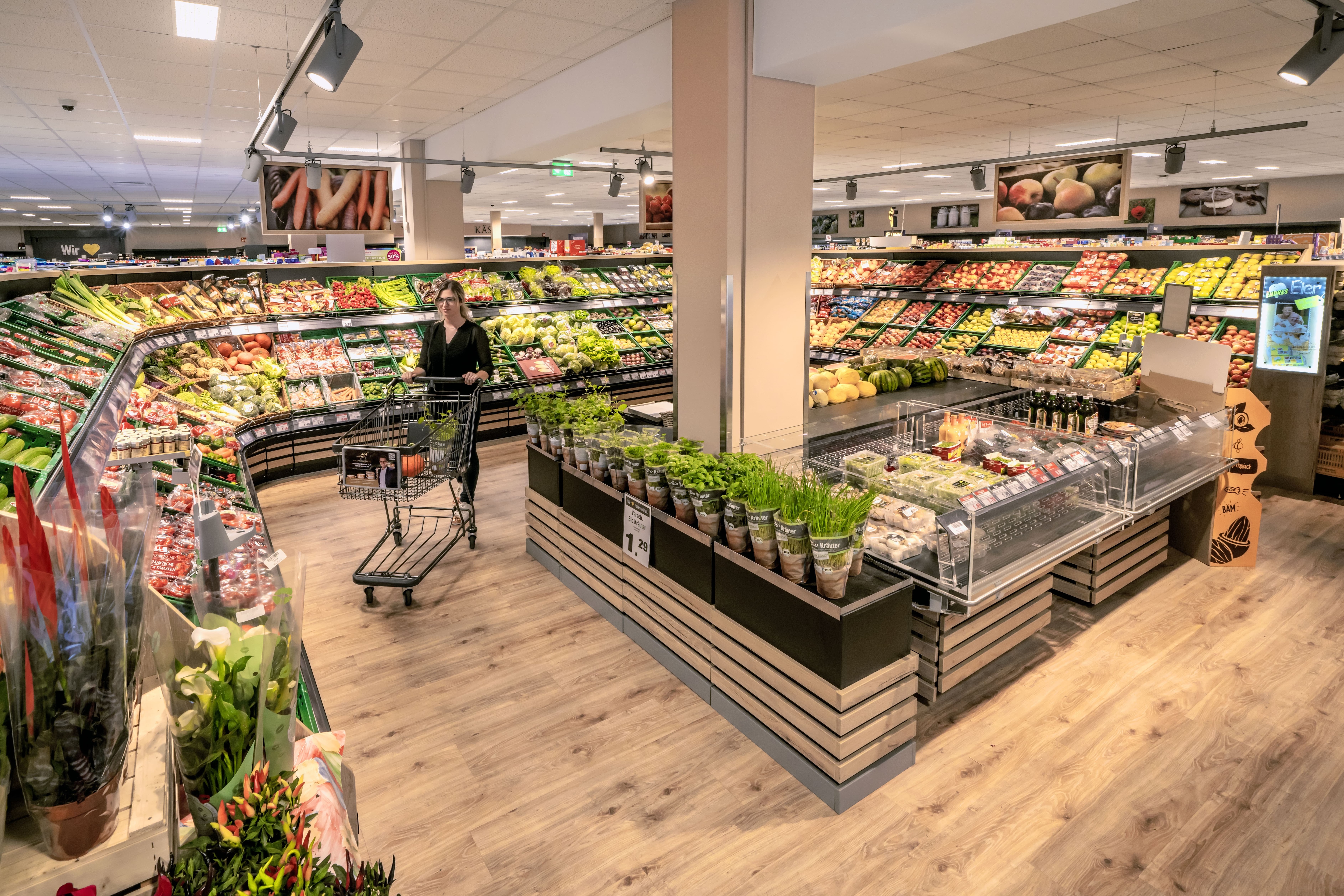 Die Obst- und Gemüseabteilung eines EDEKA-Markts.