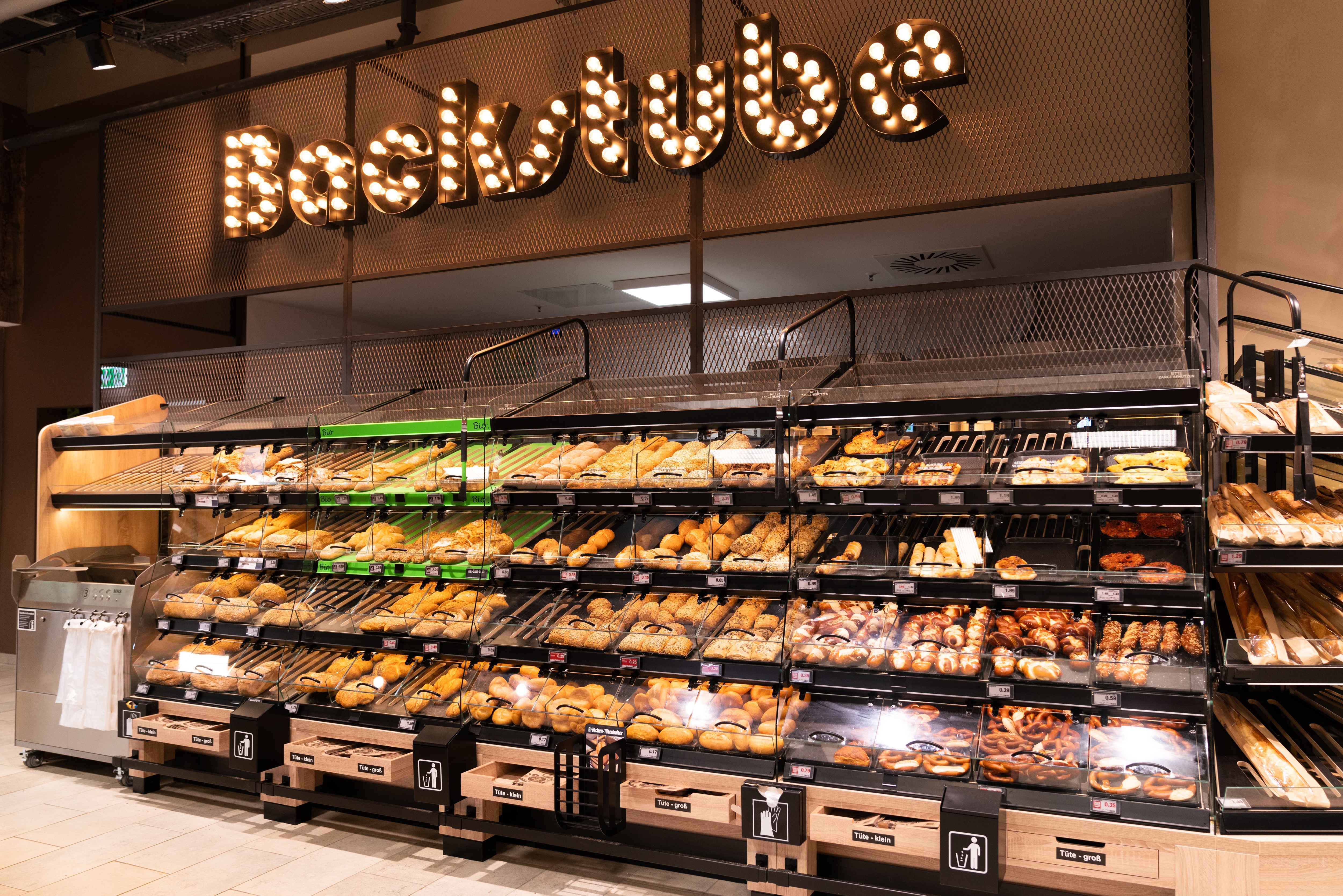 Backstube in einem Supermarkt mit Brötchen, Brezeln und Süßgebäck.