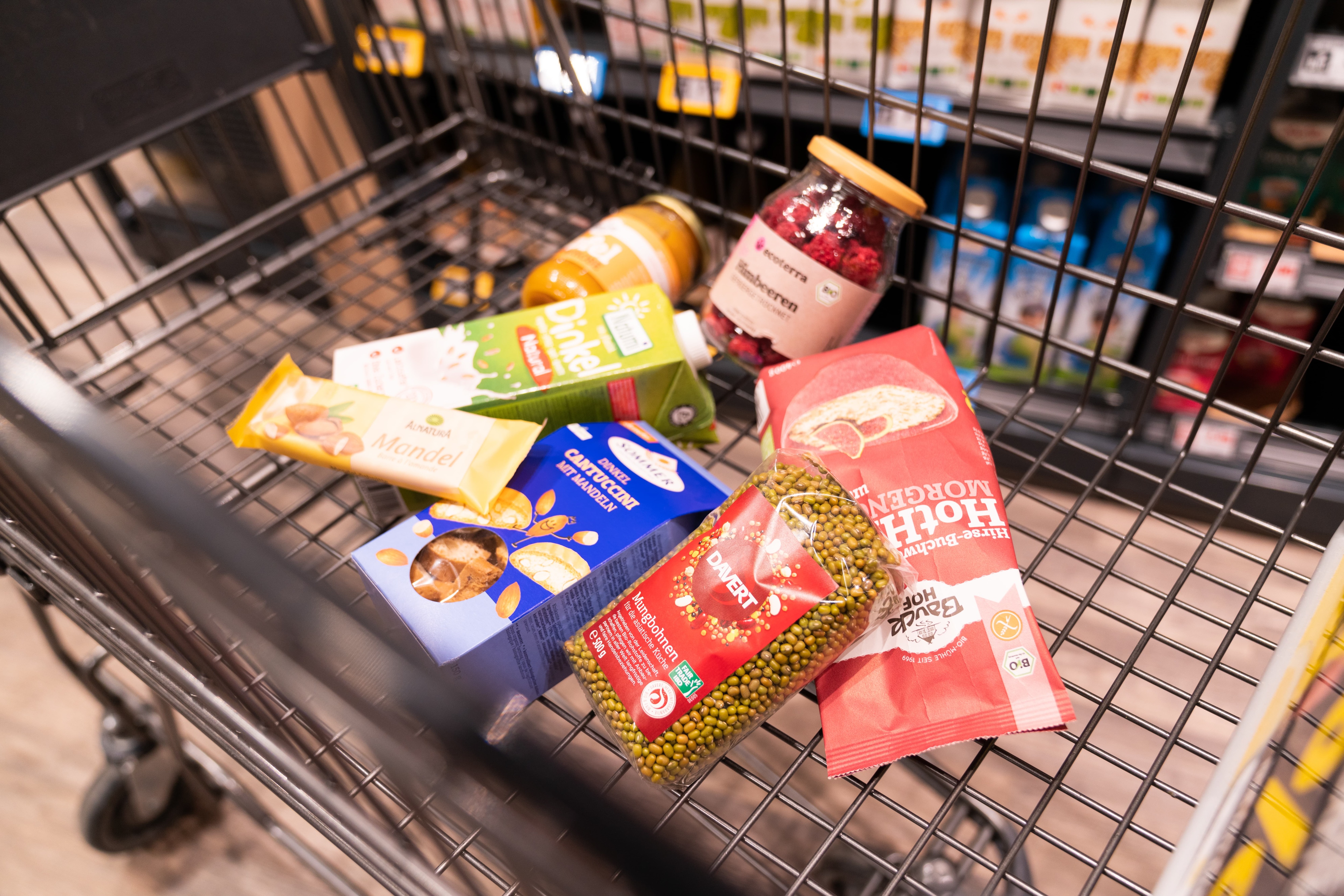 Einkaufswagen mit einer Auswahl an Bioartikeln.