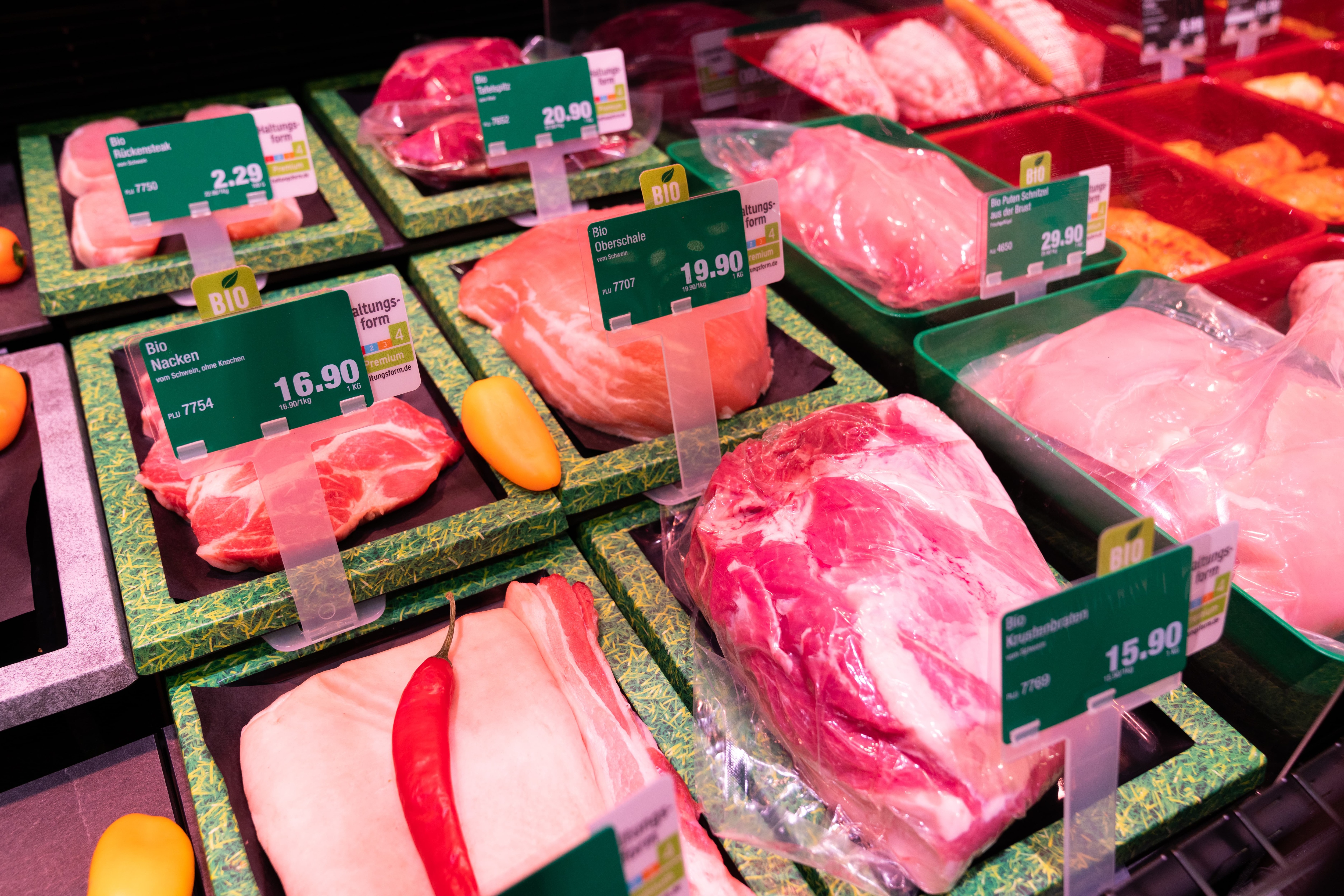 Die Auslage einer Fleischtheke.