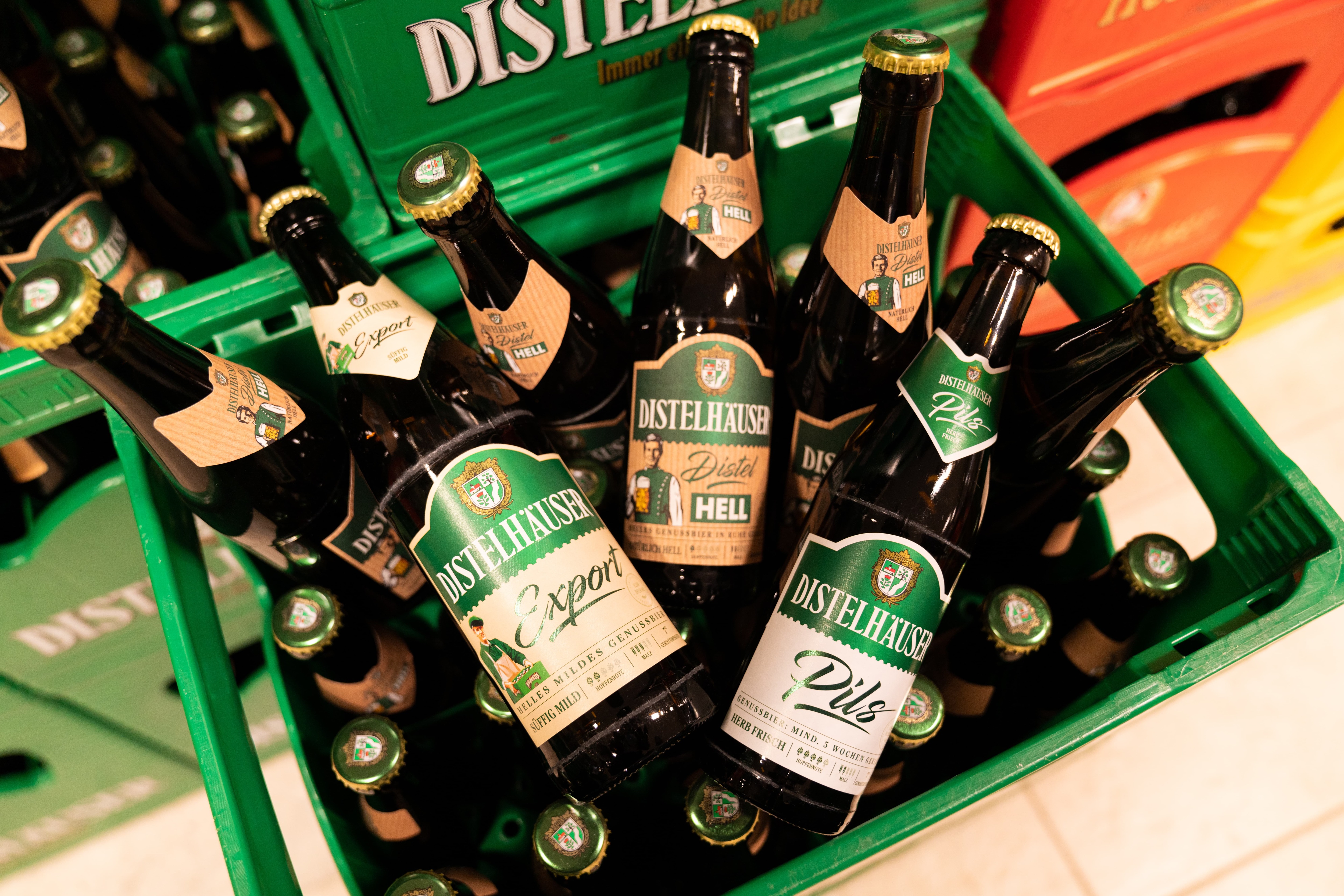 Ein grüner Kasten Bier mit verschiedenen Sorten der Marke Distelhäuser, darunter Export, hell und Pils.