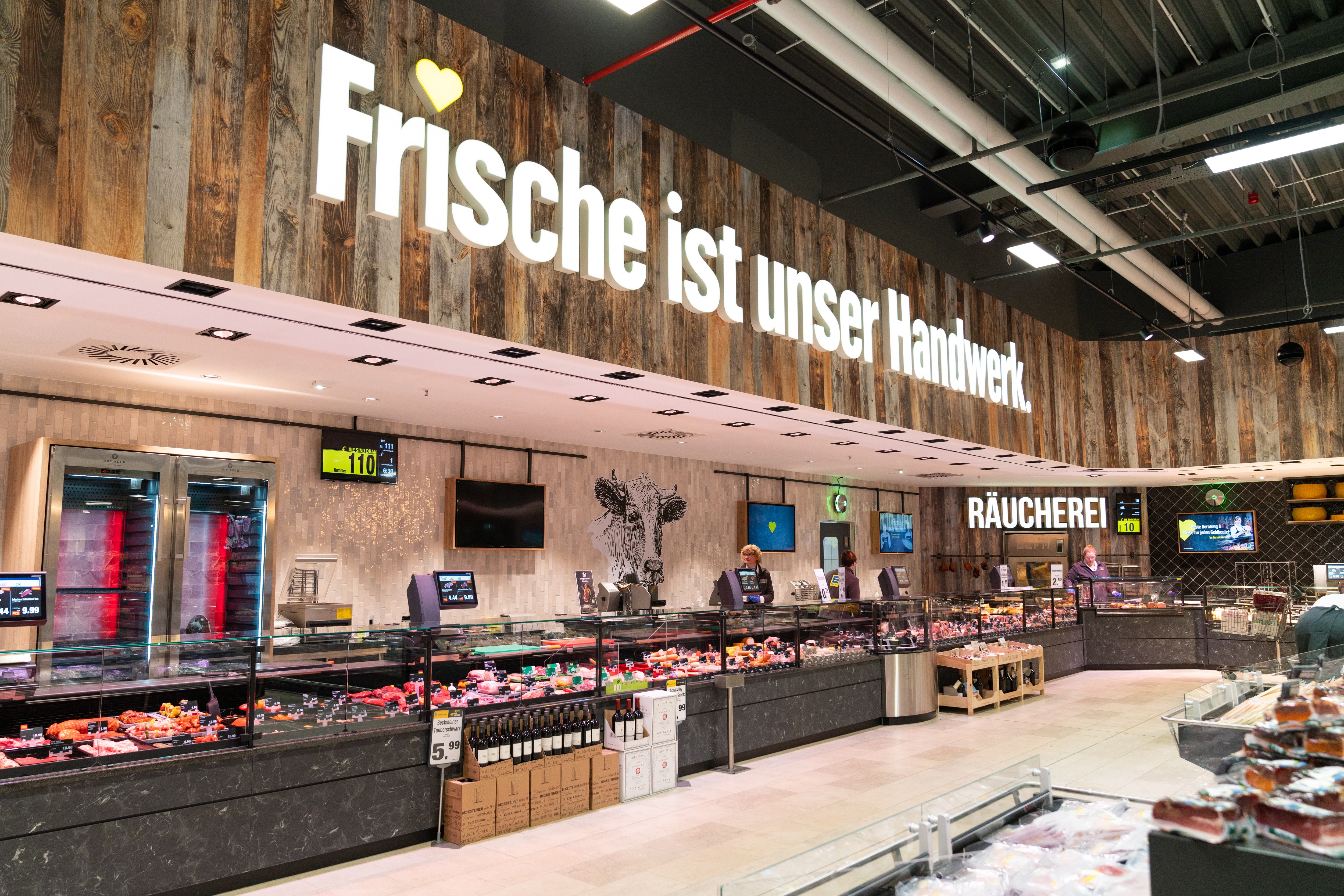 Die Fleisch- und Fischtheke mit Räucherei. An der Wand steht Frische ist unser Handwerk.