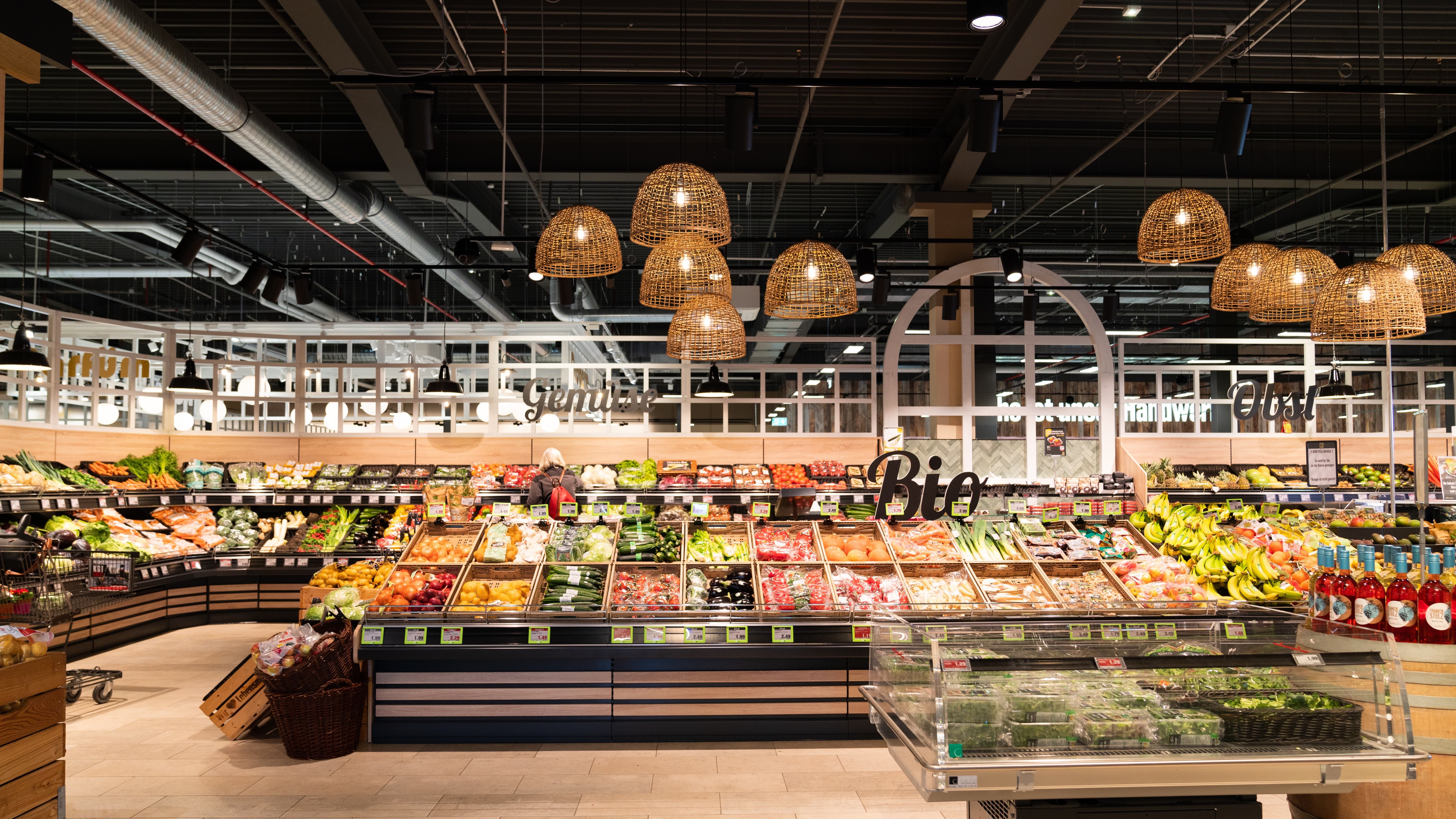 Blick über die gesamte Gemüse- und Obstabteilung im EDEKA Markt.