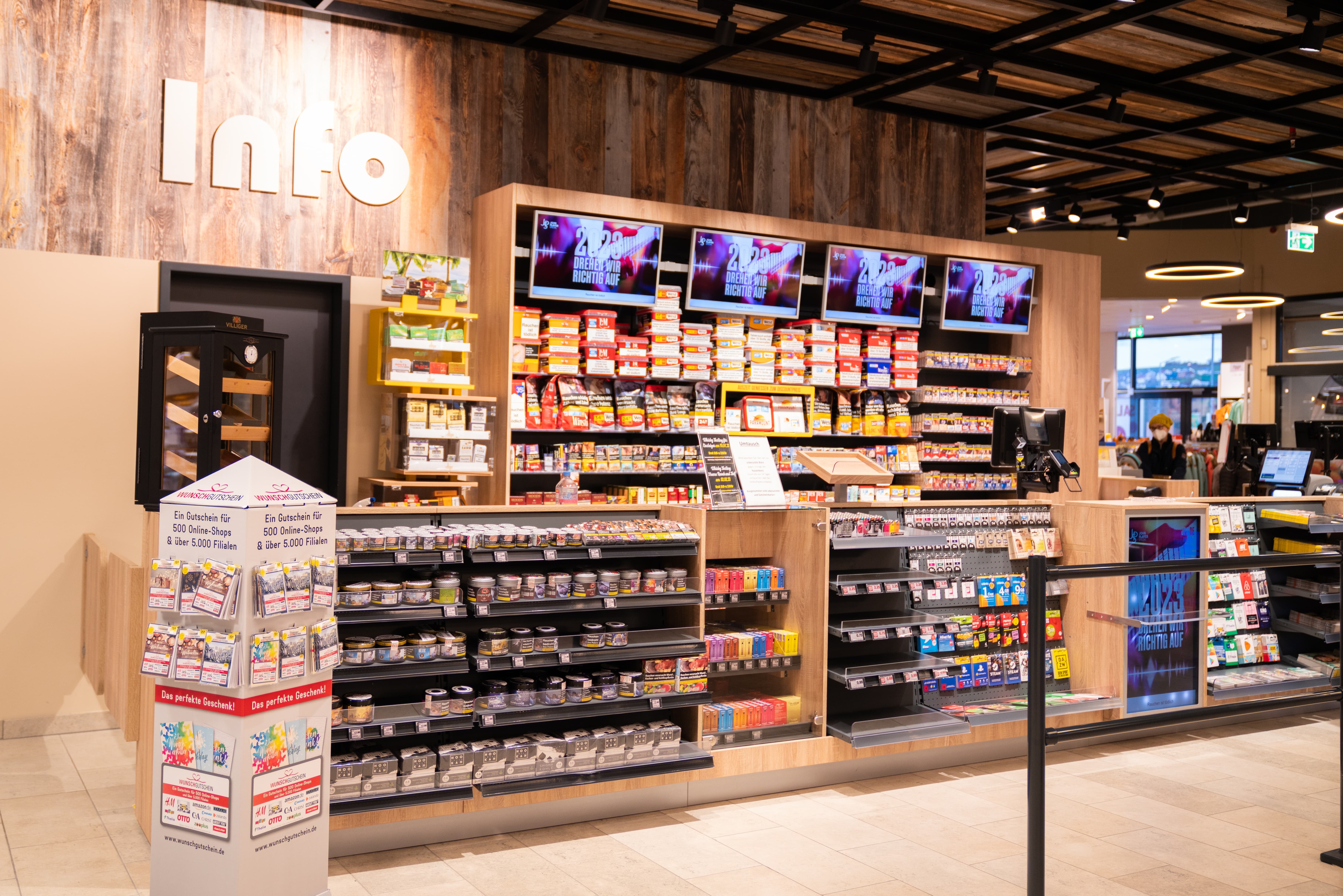 Infotresen mit Tabakwaren.