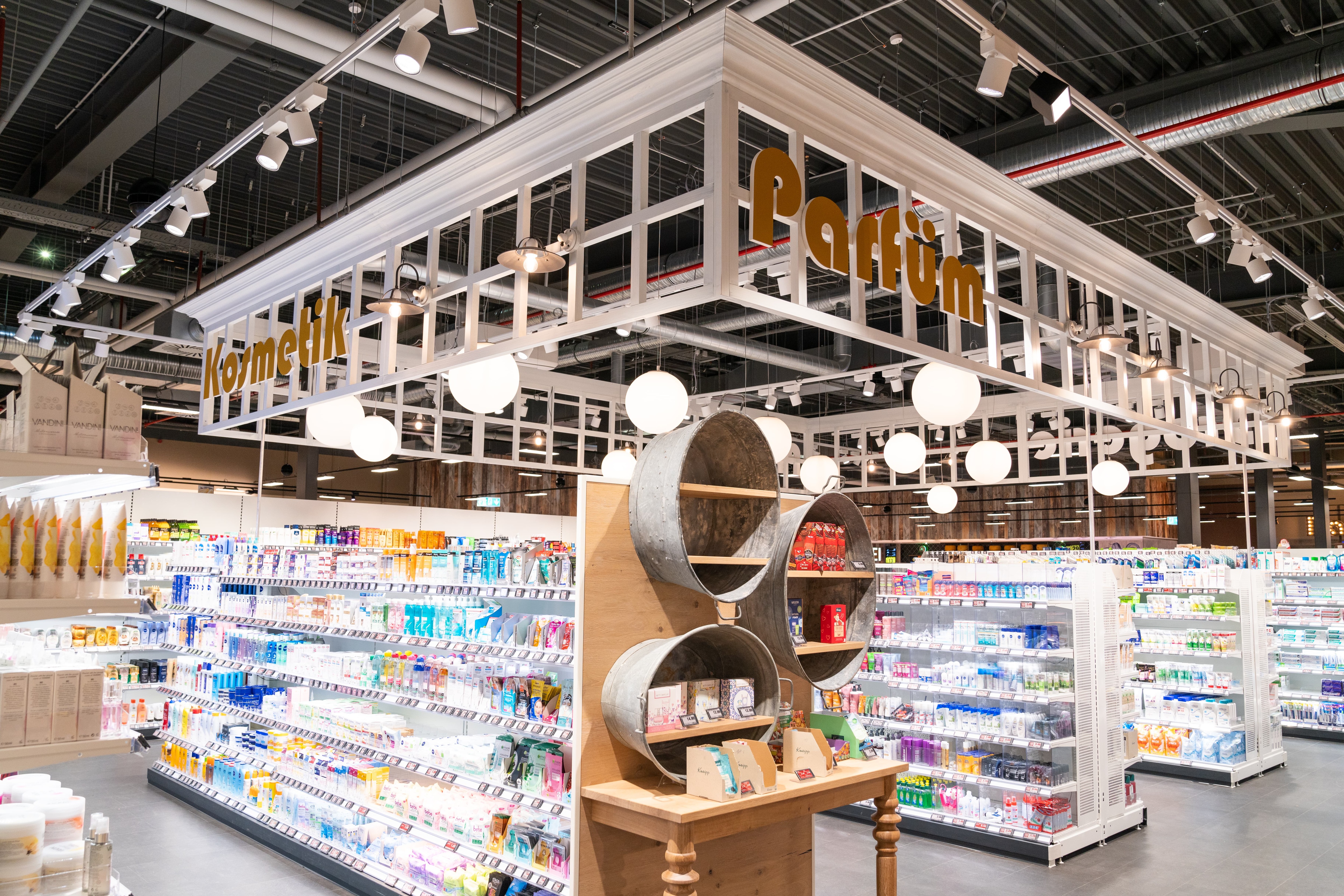 Vier Gänge mit Kosmetik und Parfüm.