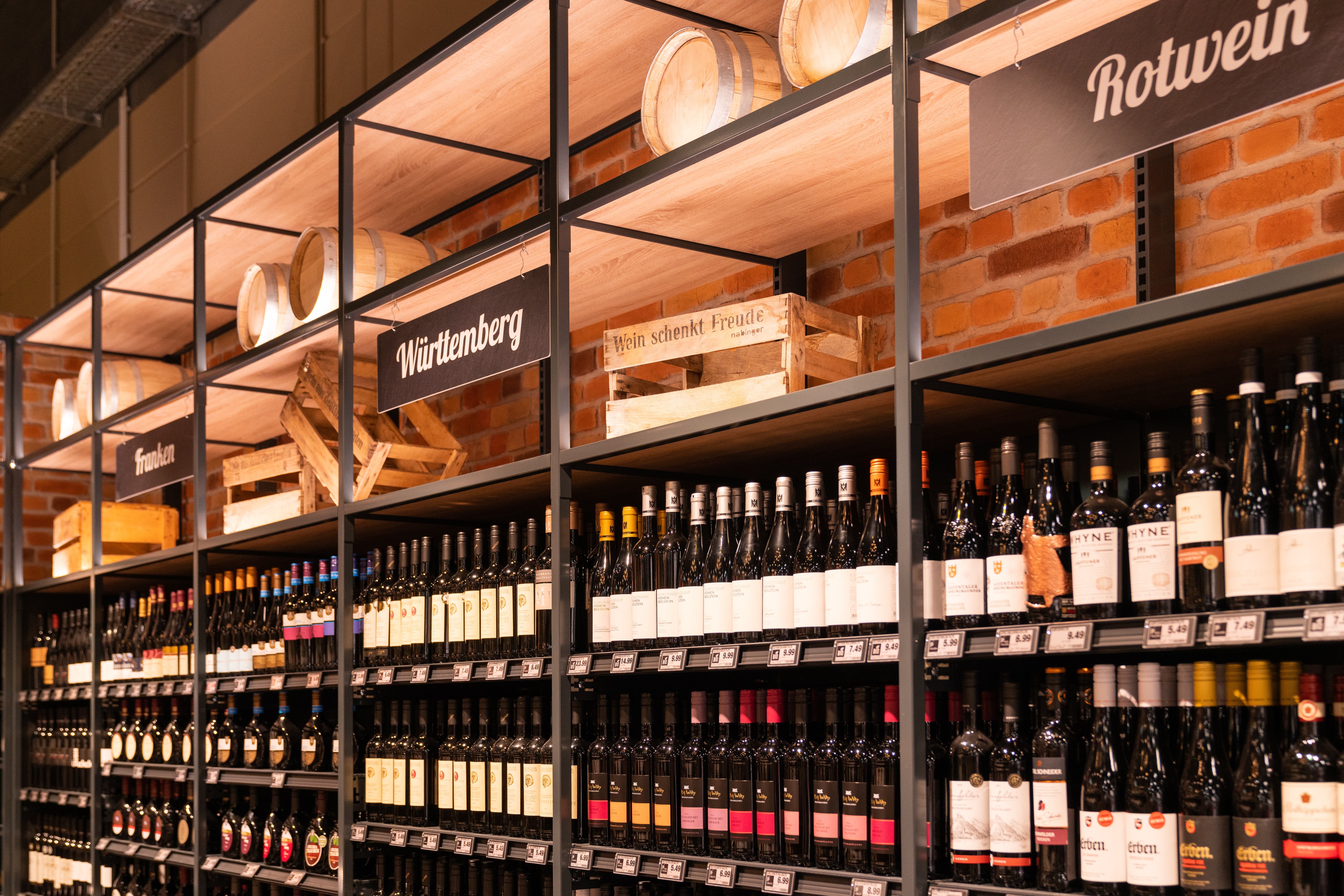 Über dem Rotweinregal stehen Schilder mit der Aufschrift Franken und Württemberg.