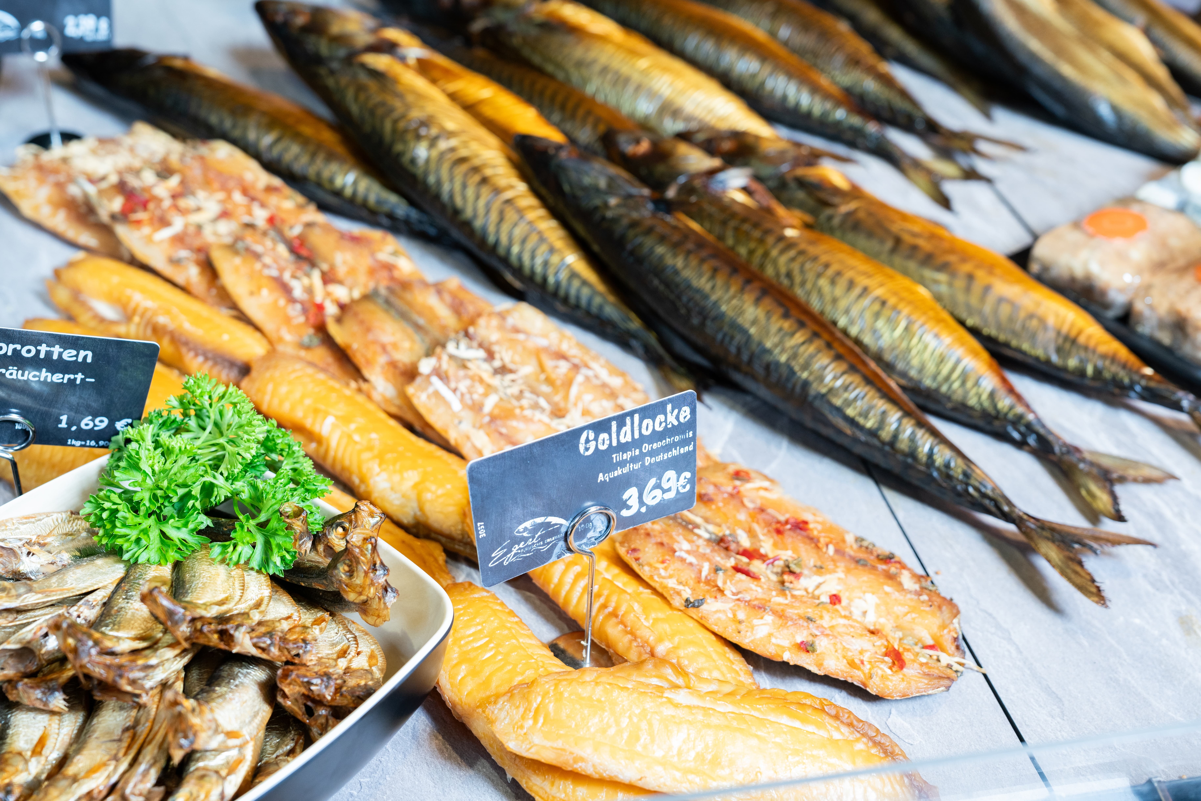 Nahaufnahme der Produkte in der Auslage einer Fischtheke.