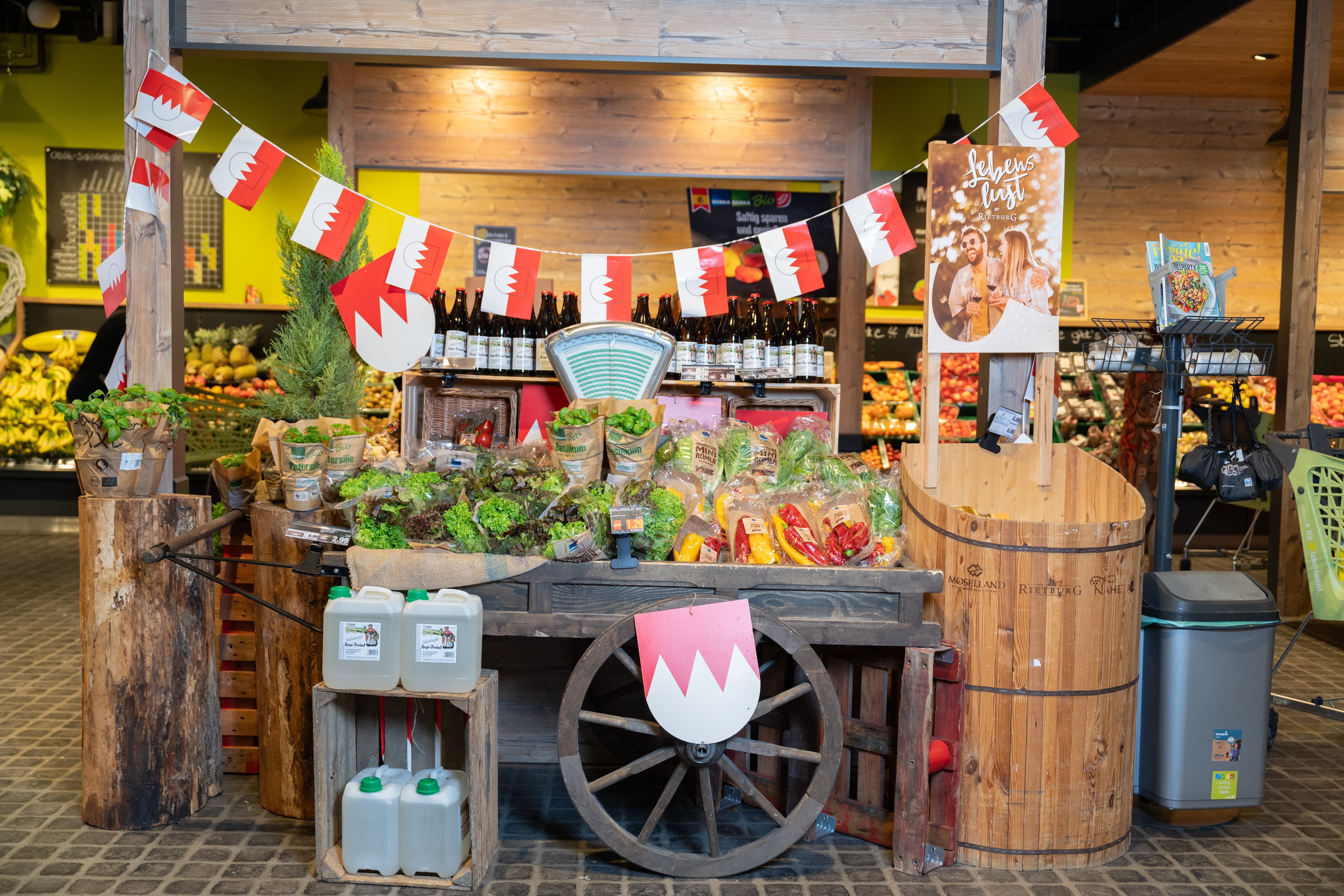 Ein Holzkarren der als Stand für regionale Produkte aus Franken fungiert.