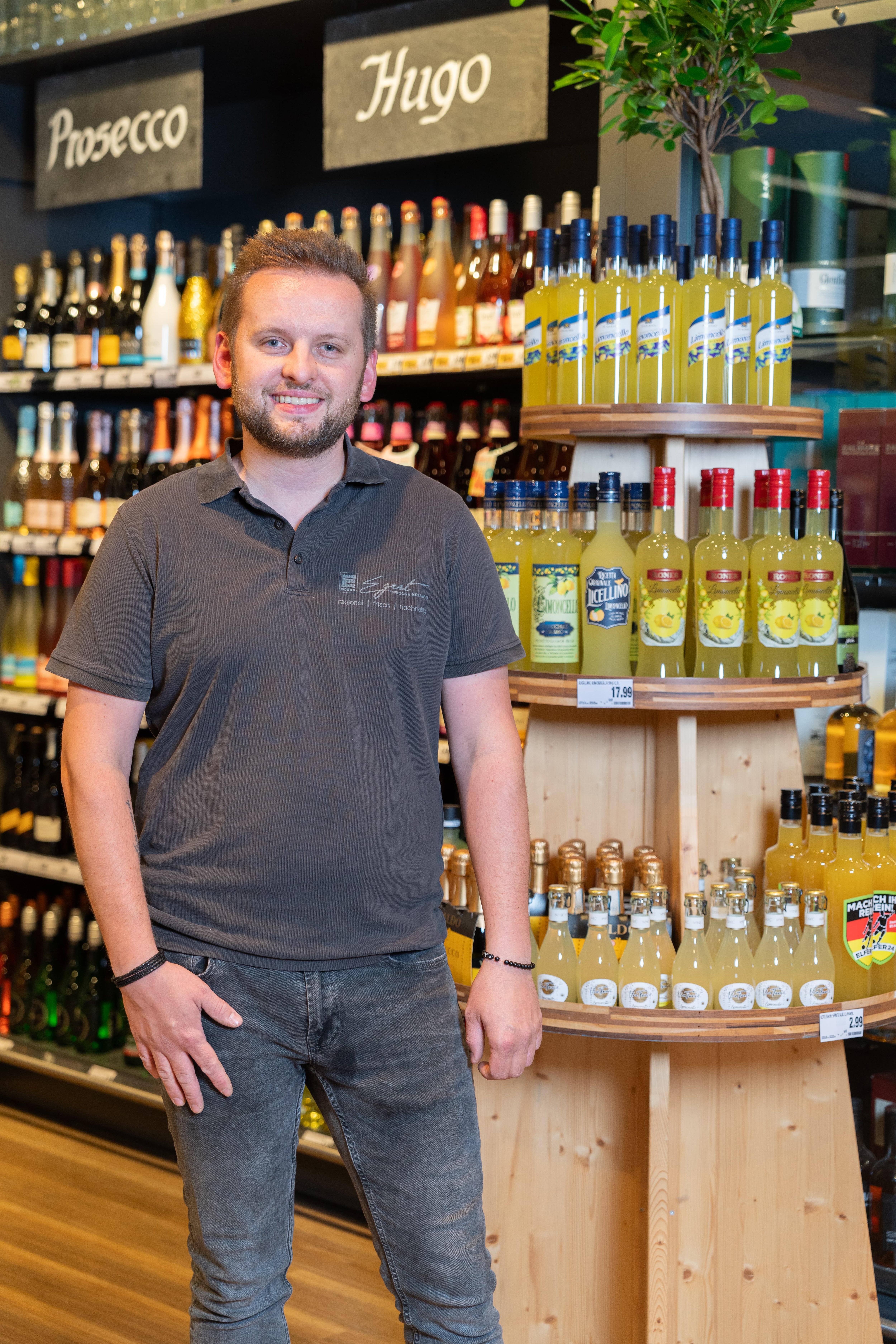 Ein lächelnder Mitarbeiter eines EDEKA-Marktes.