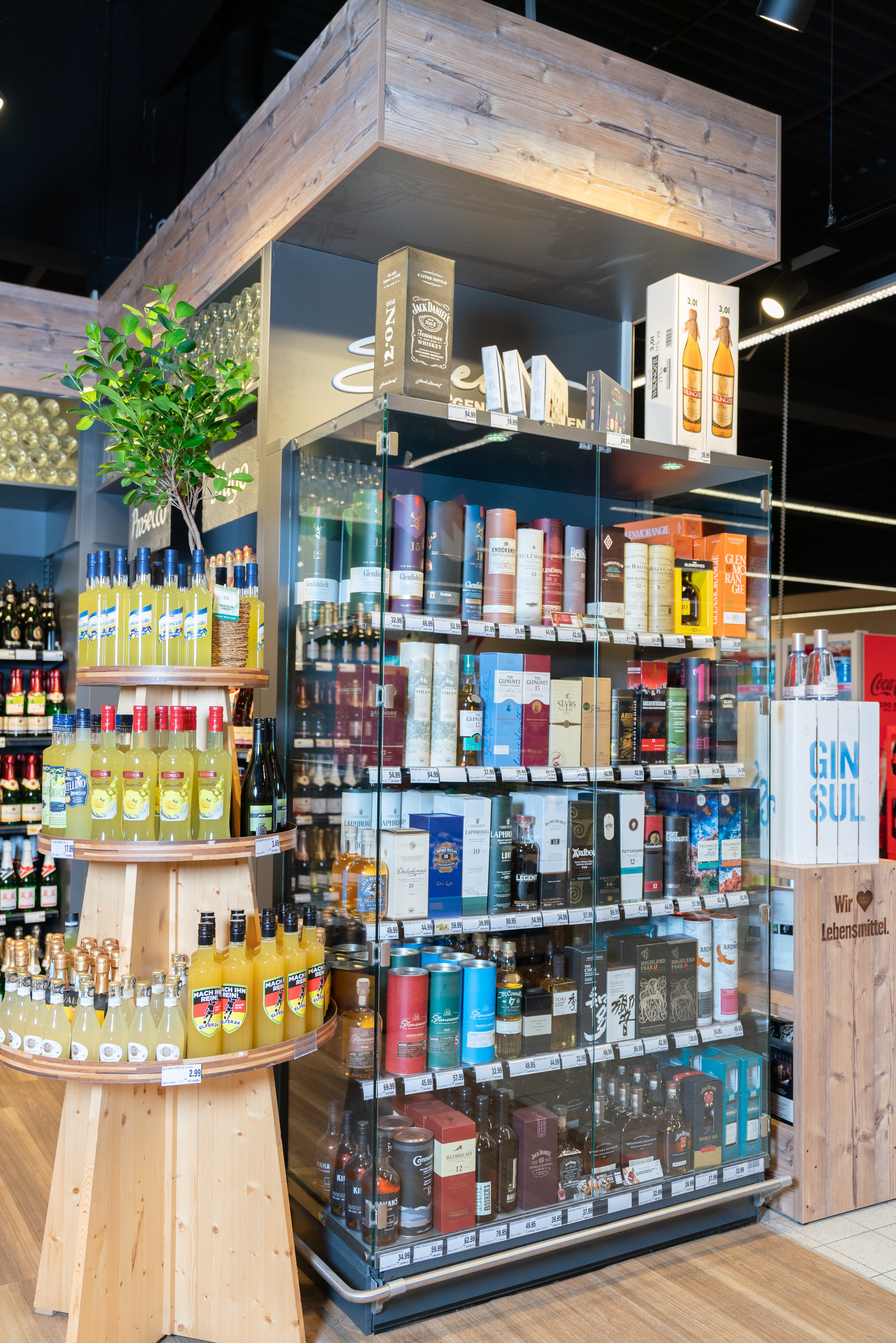 Eine Vitrine mit Spirituosen in einem EDEKA-Markt.