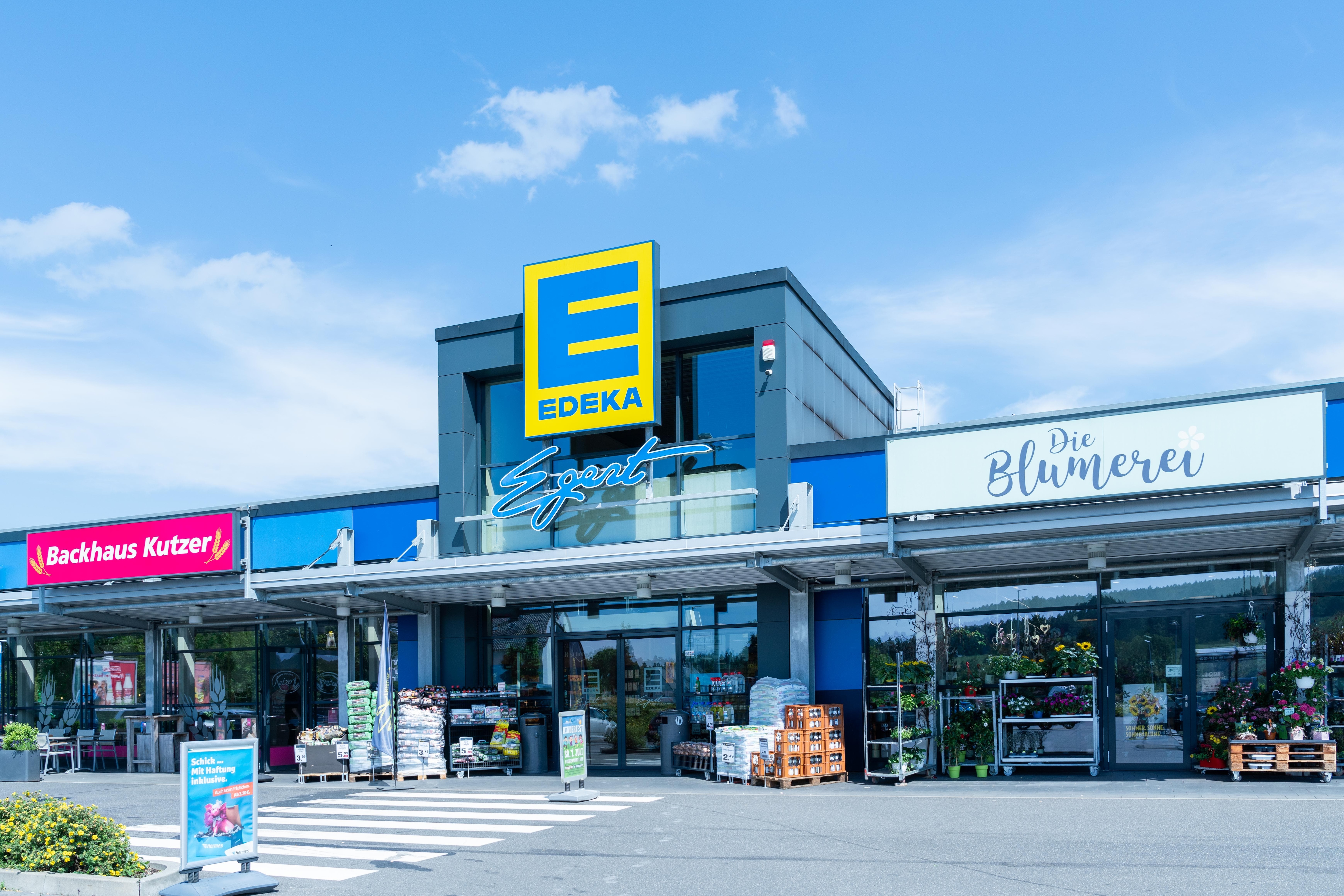 Die Außenansicht eines EDEKA-Marktes.