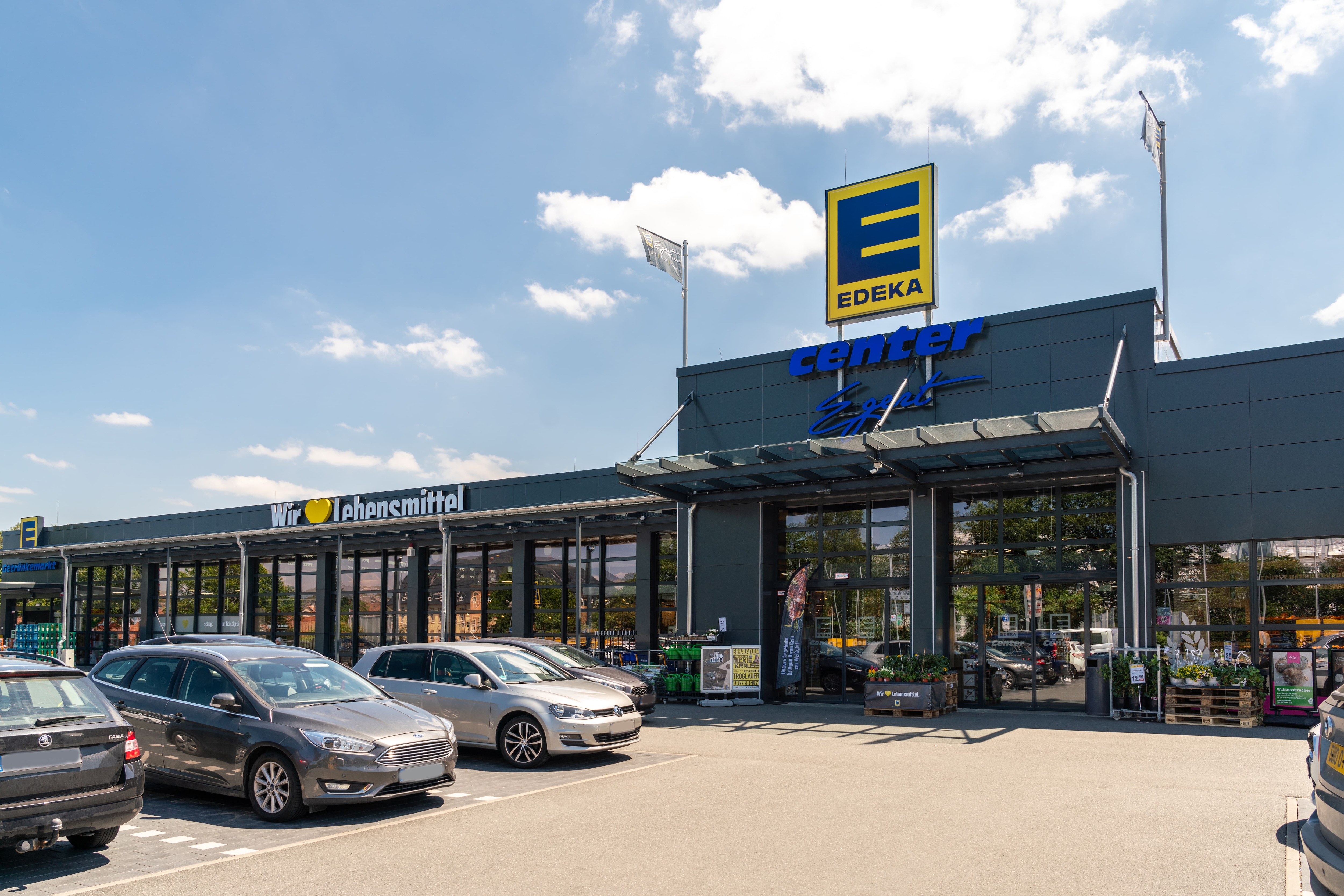 Die Außenansicht eines EDEKA-Marktes.
