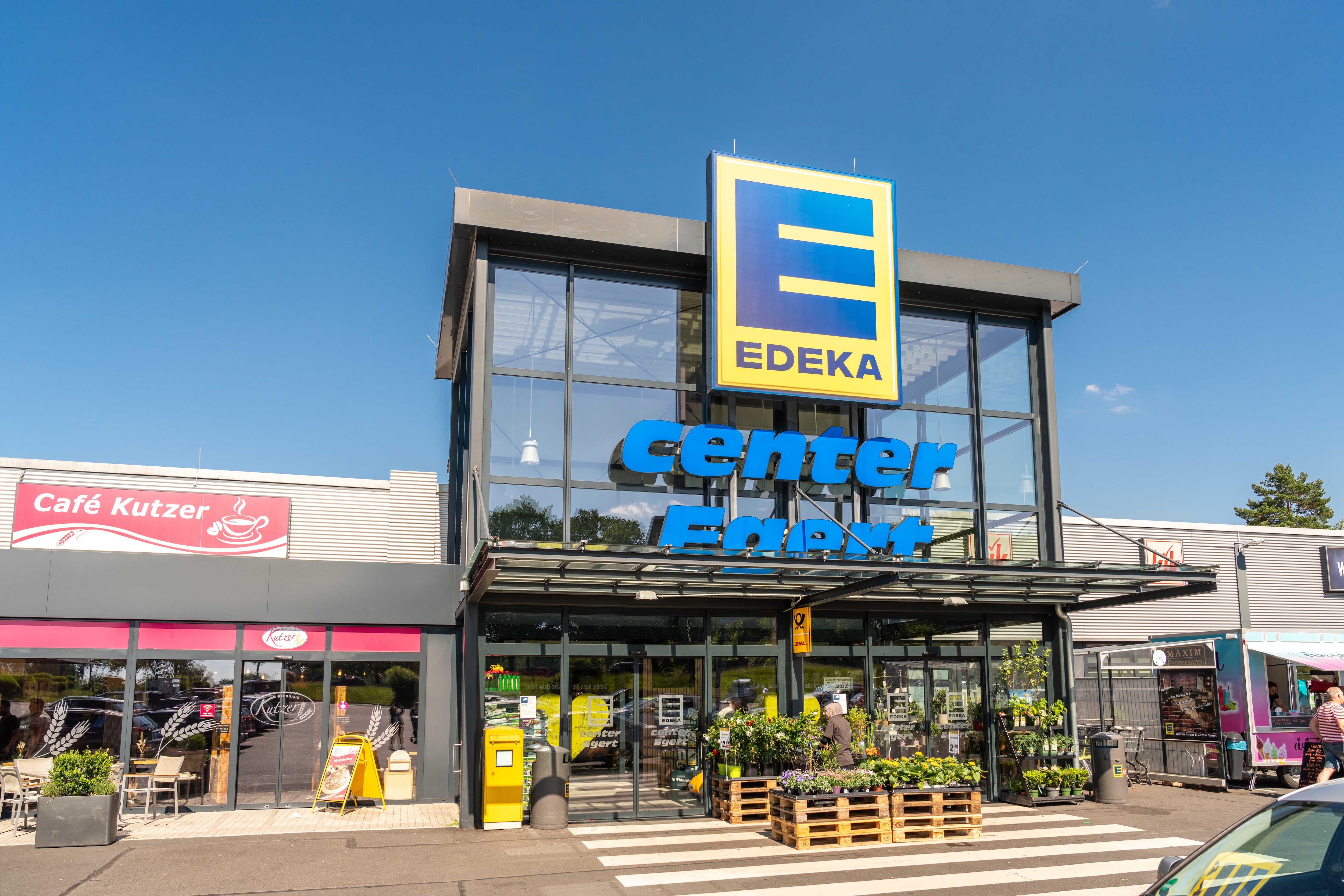 Die Außenansicht eines EDEKA-Centers.