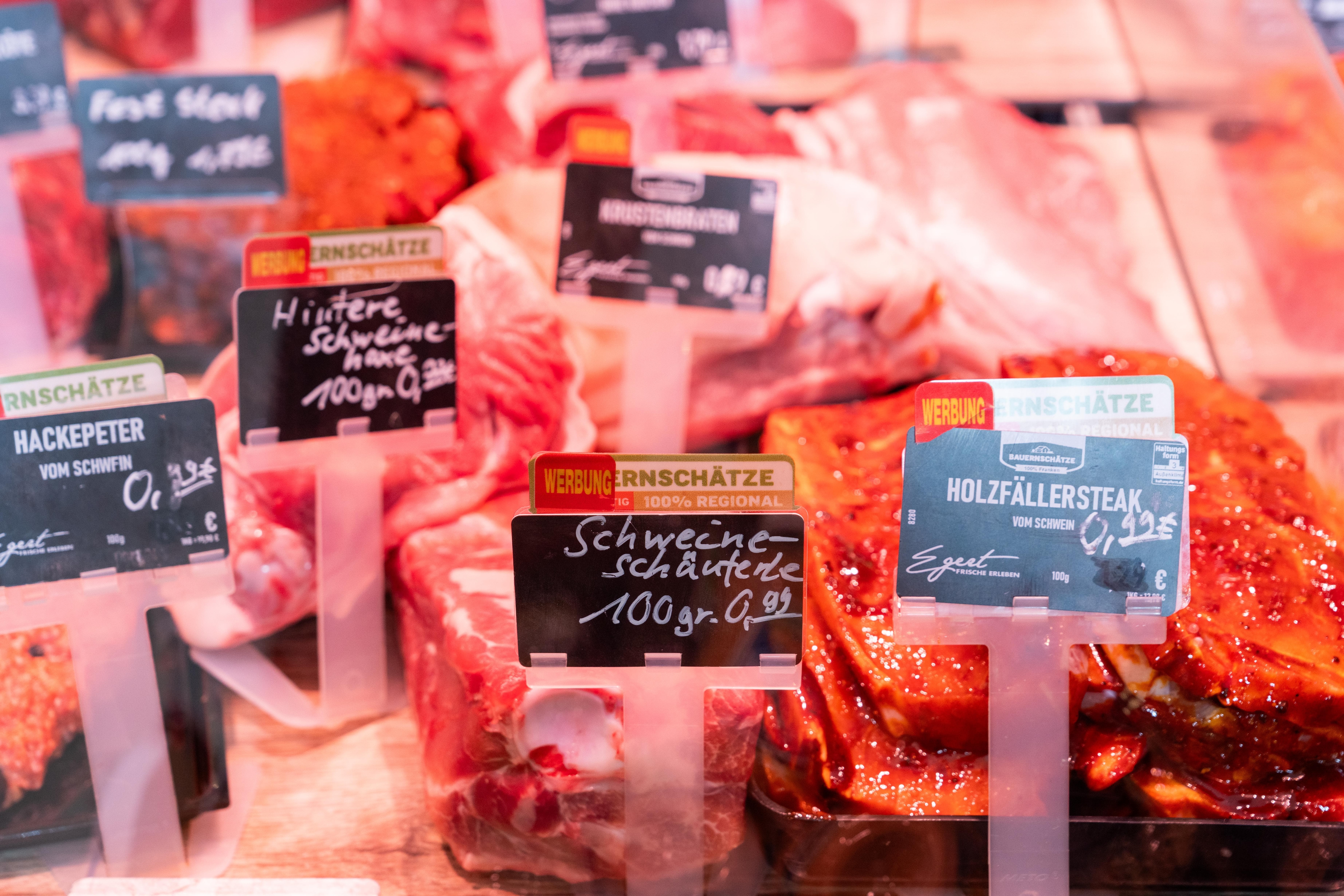 Nahaufnahme der Auslage einer Fleischtheke.