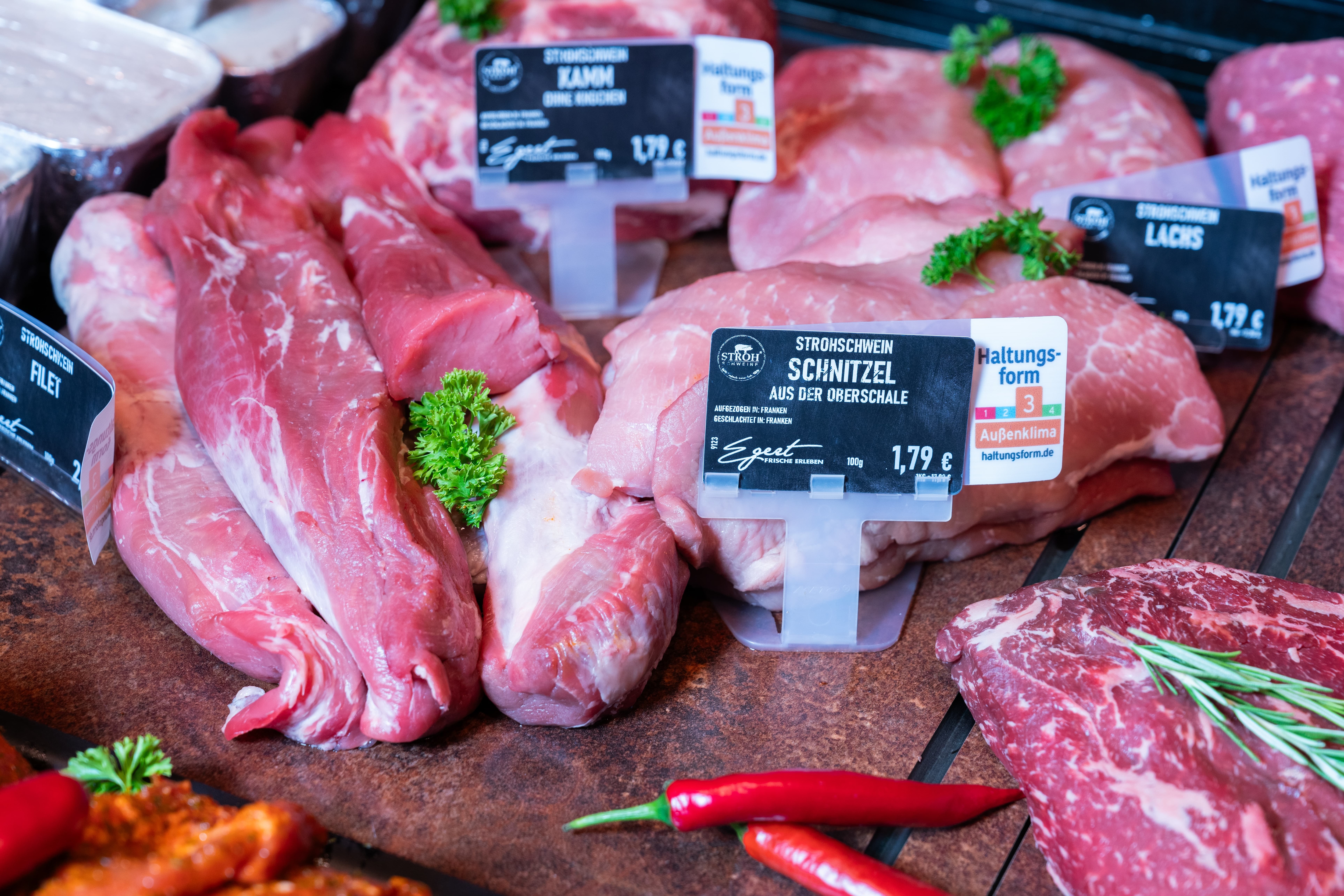 Fleischprodukte in der Auslage einer Bedientheke.