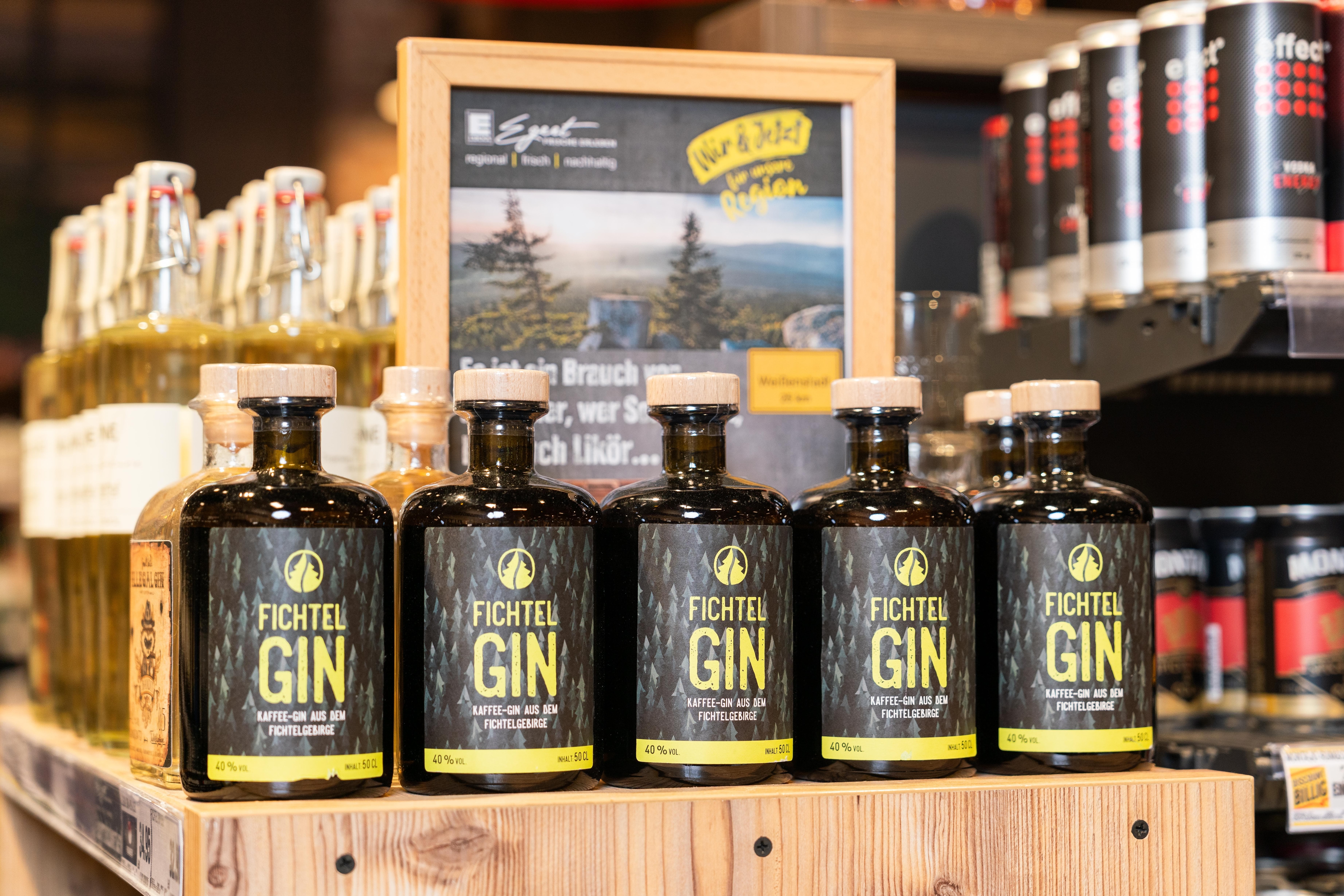 Ein Regal mit regionalem "Fichtel Gin".