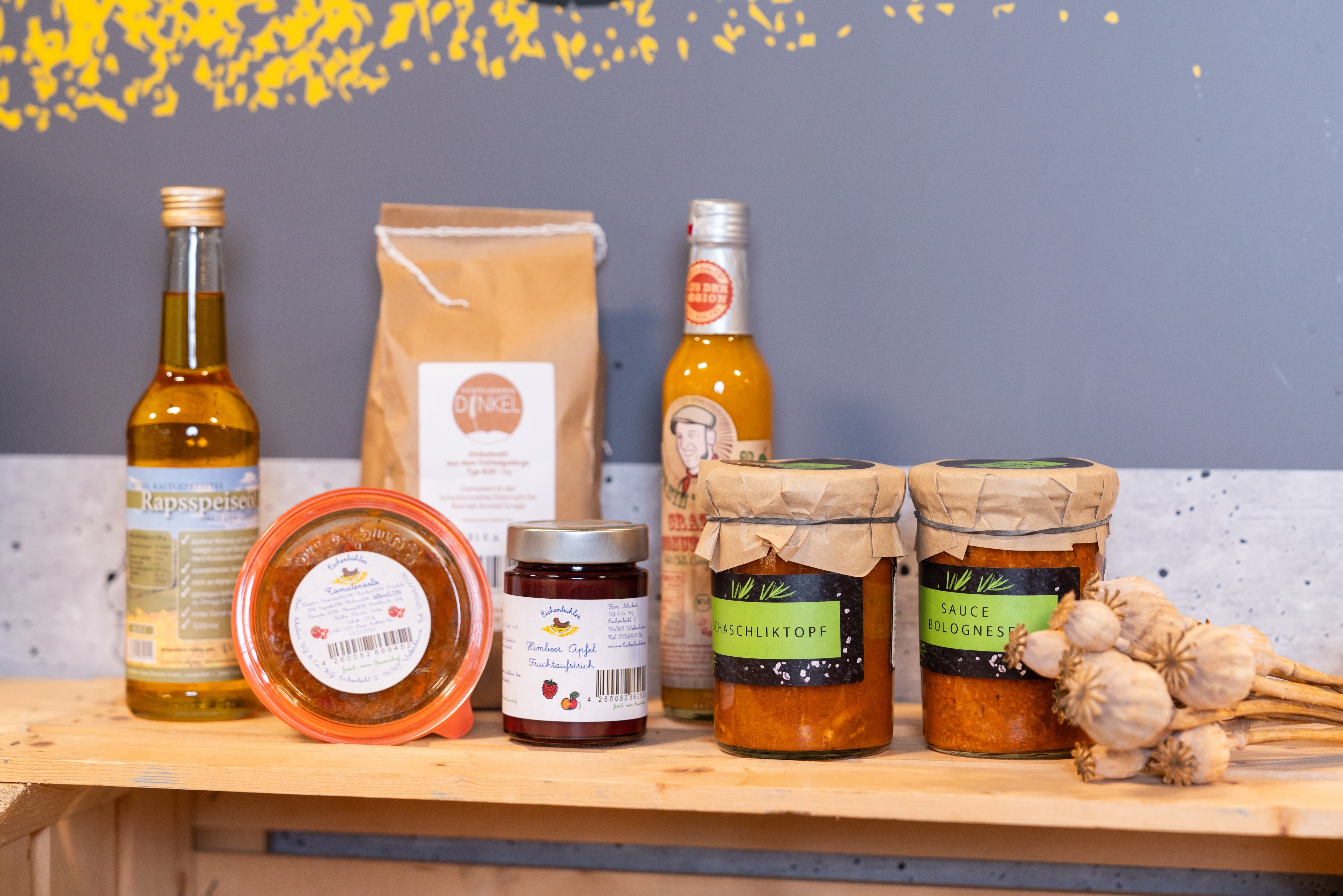 Verschiedene regionale Produkte auf einem Holzbrett.