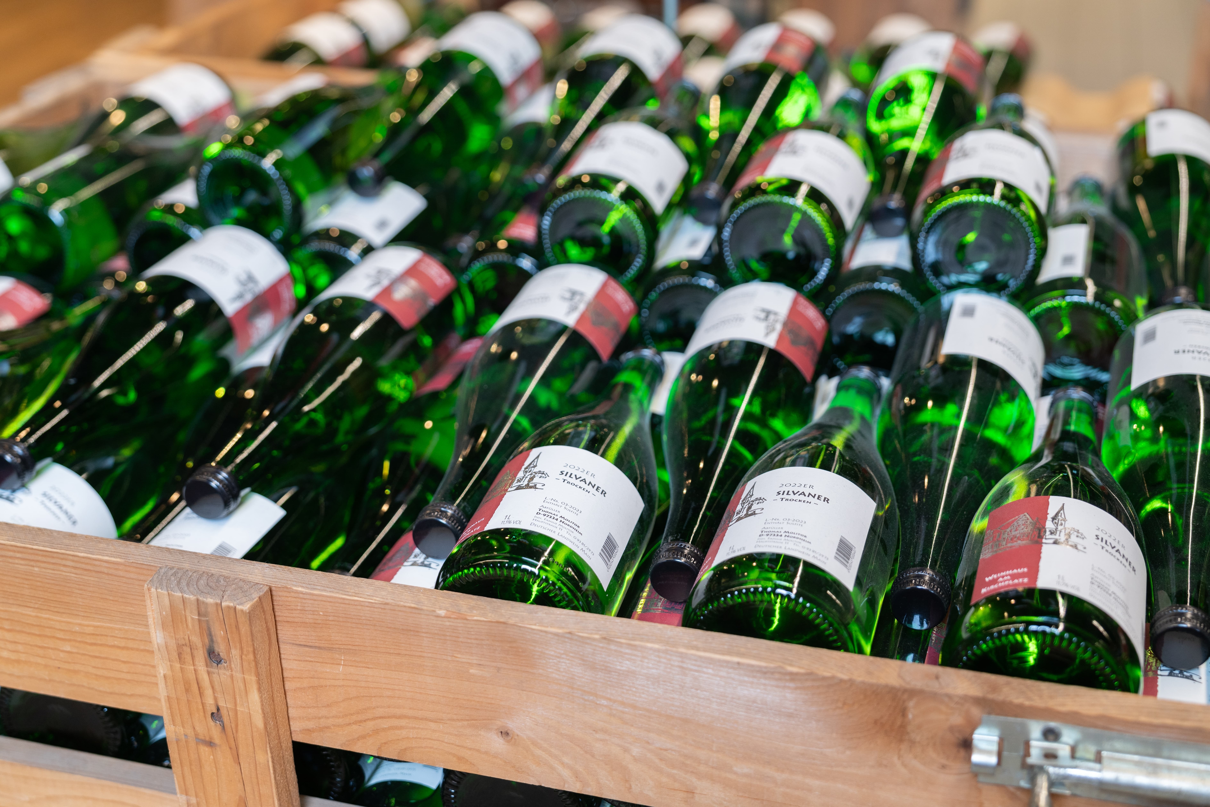 Weinflaschen in einer Holzkiste.