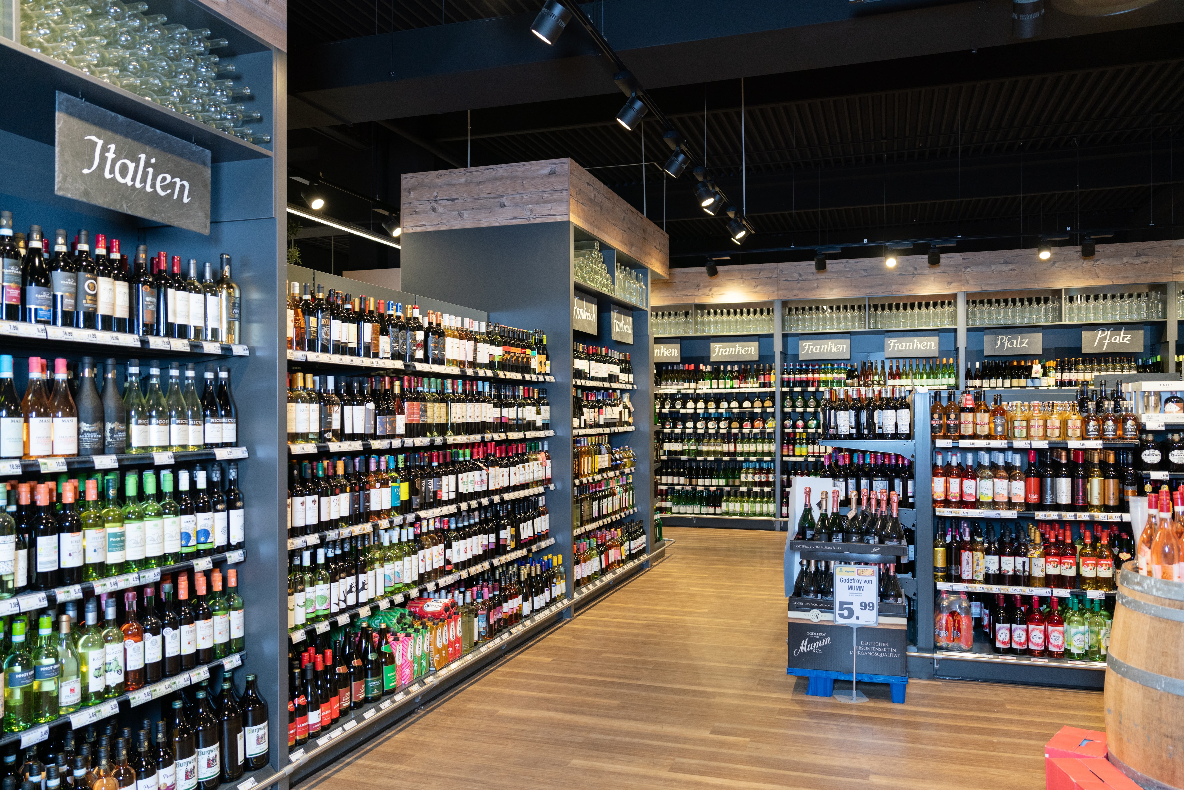 Die Weinabteilung eines EDEKA-Marktes.