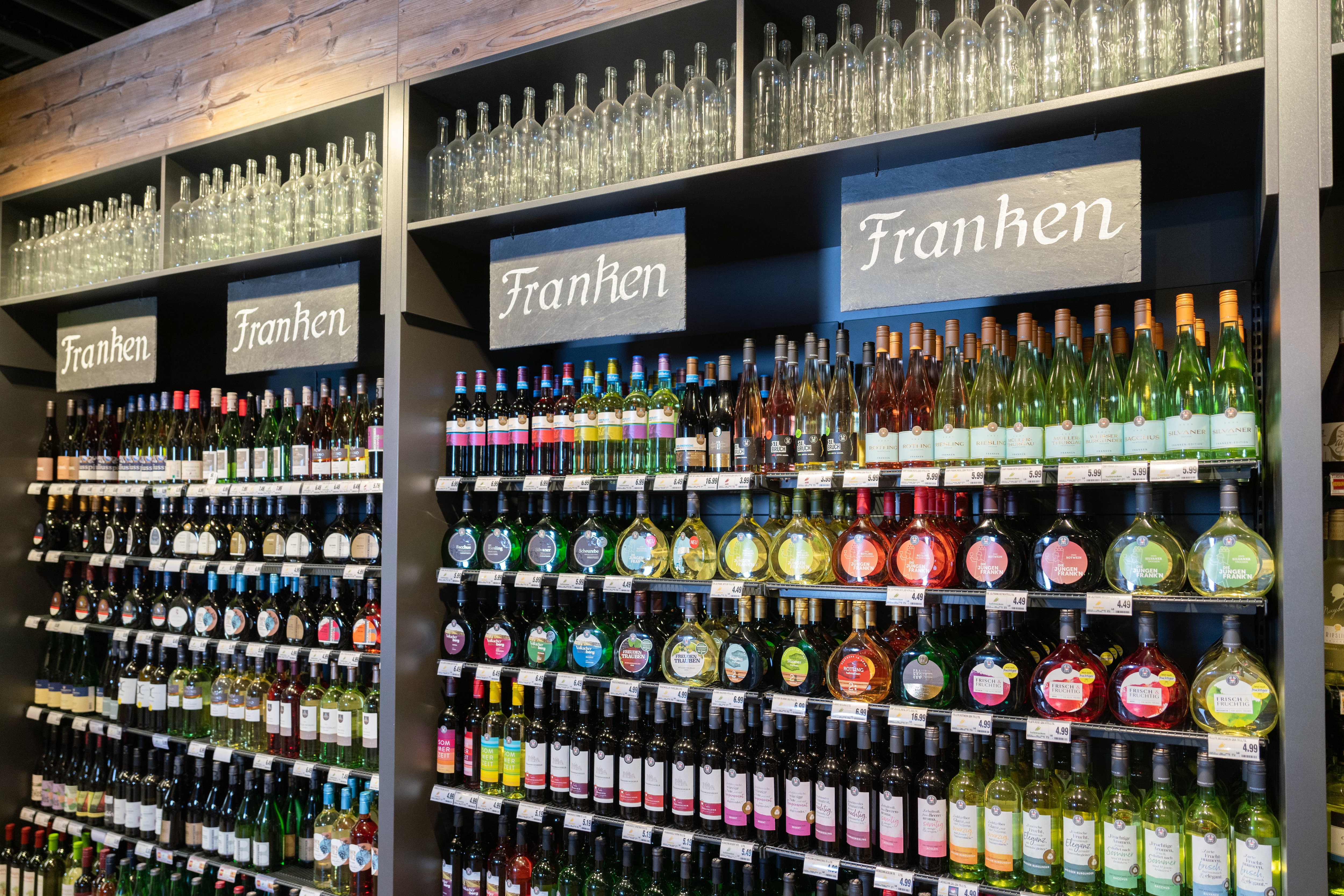 Ein Regal mit Weinen aus Franken.
