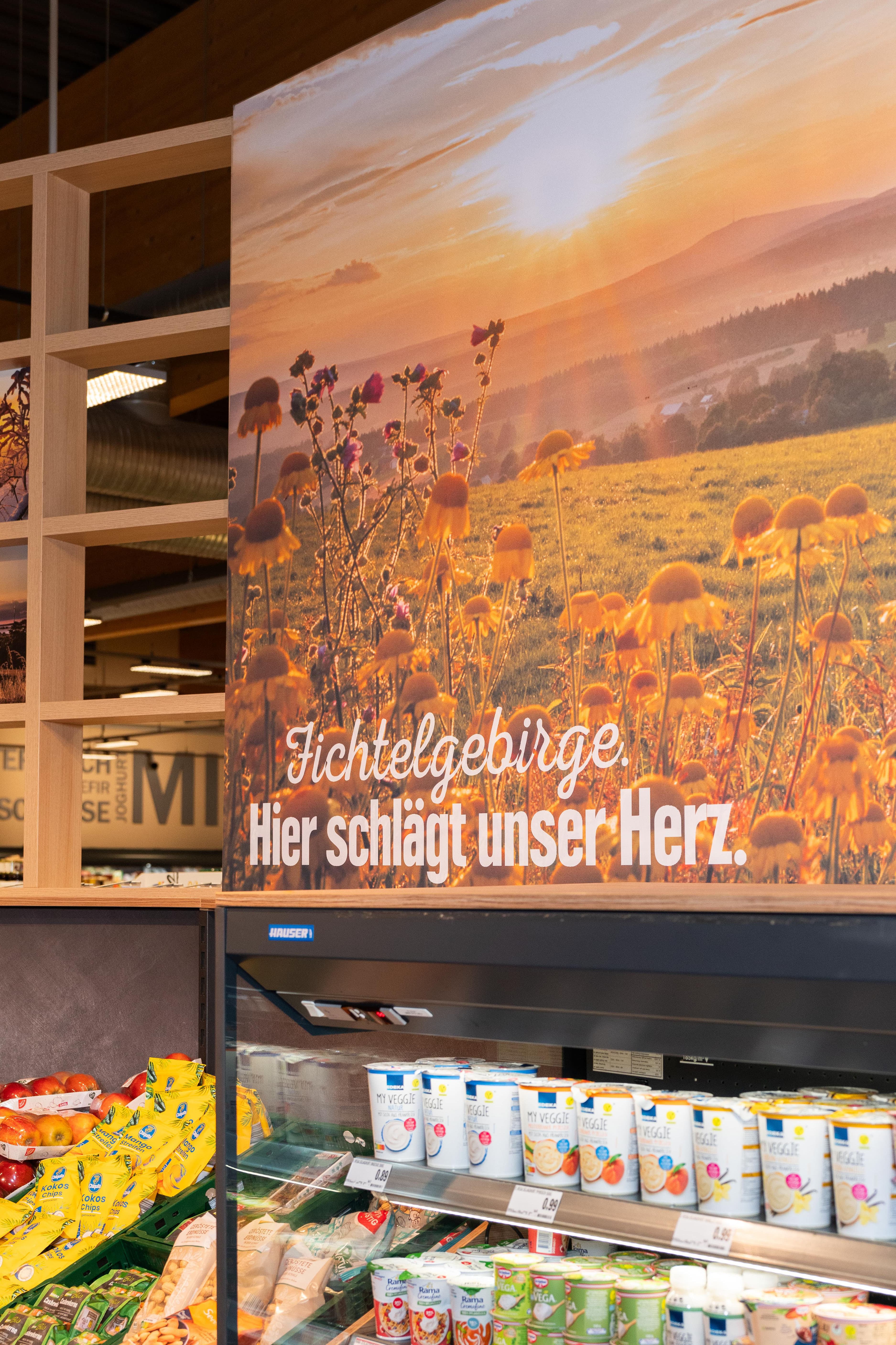 Ein Regal in einem EDEKA-Markt mit der Überschrift: Fichtelgebirge: Hier schlägt unser Herz.