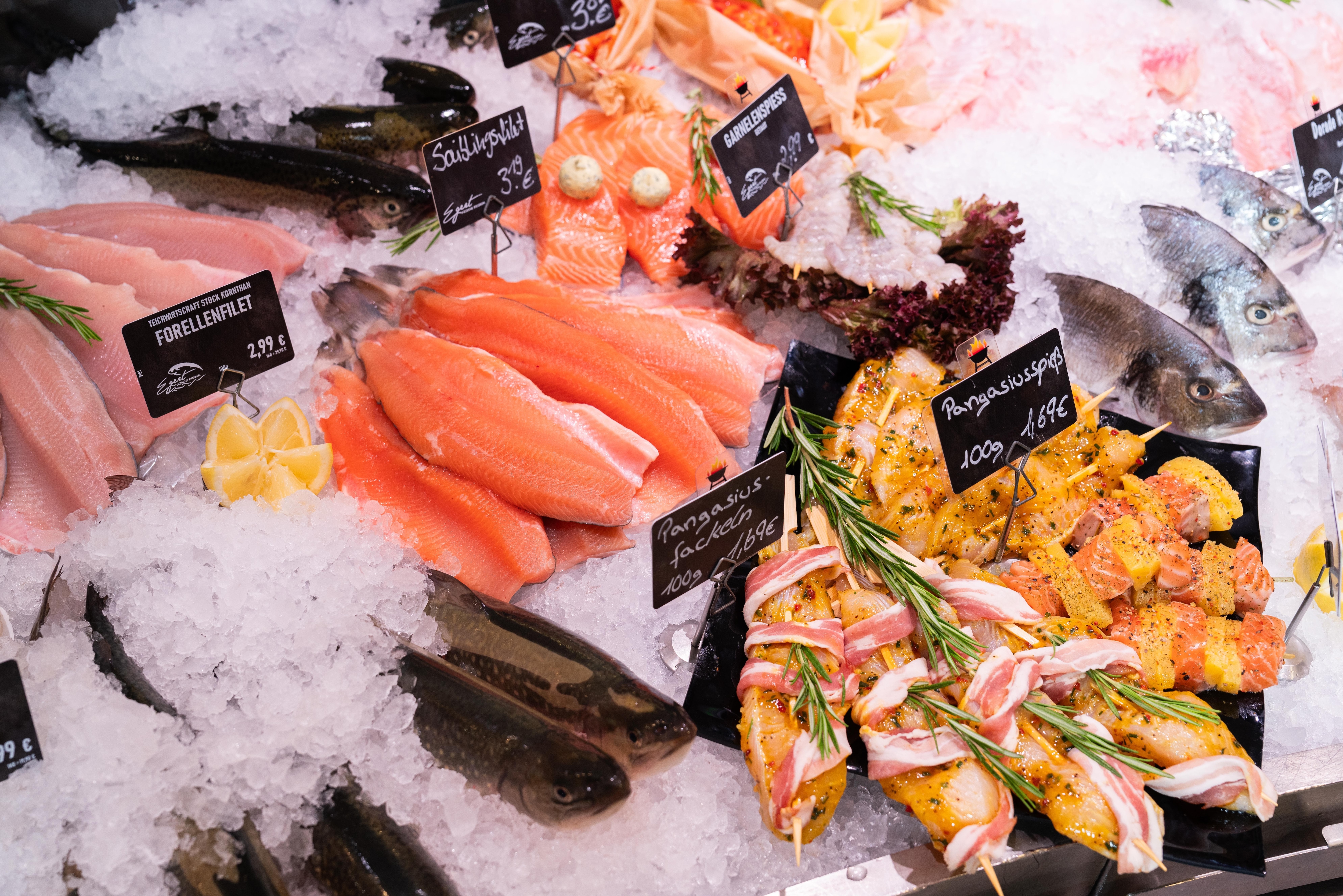 Die Auslage einer Fischtheke.