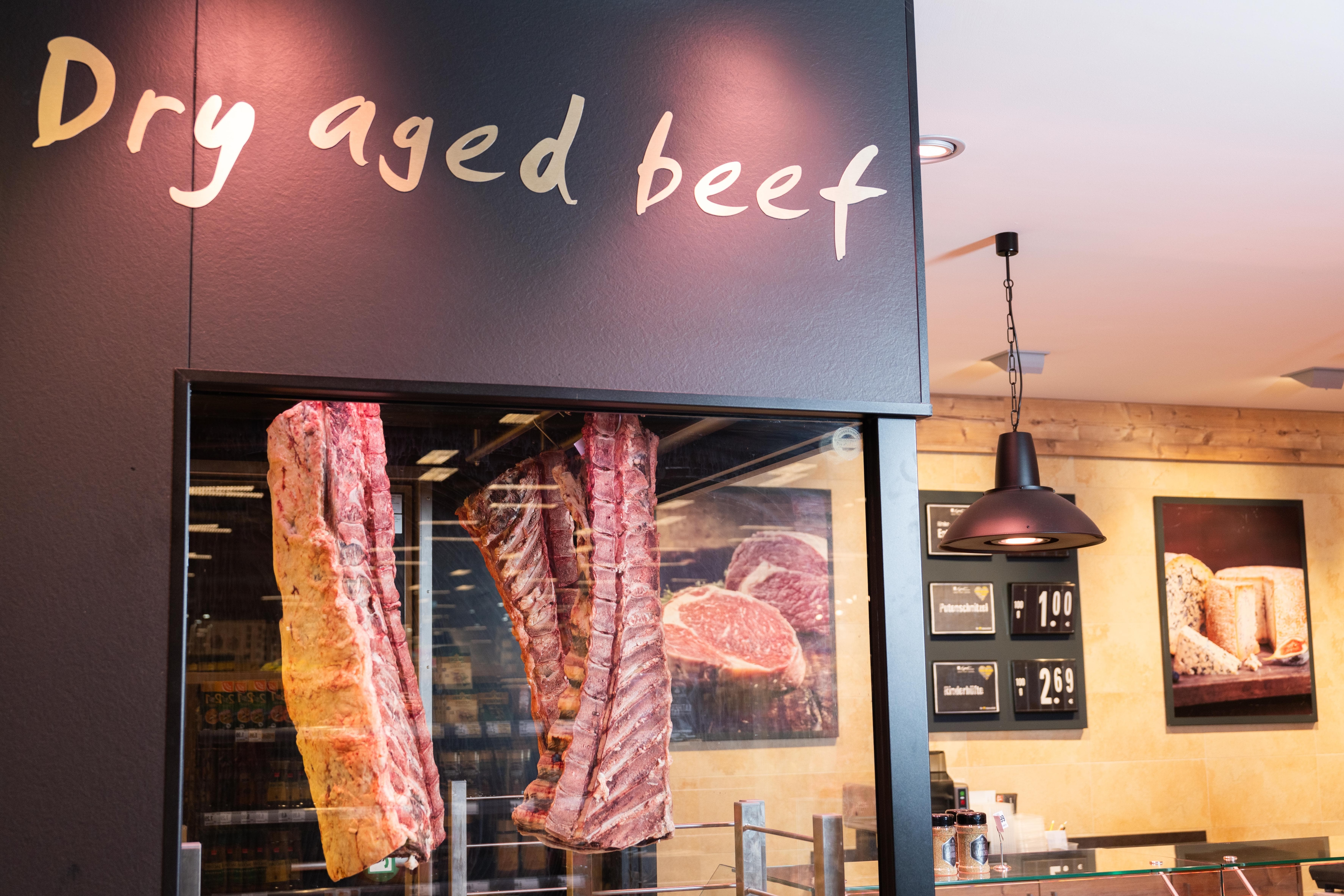 Ein Schrank in dem "Dry-Aged-Beef" hängt.