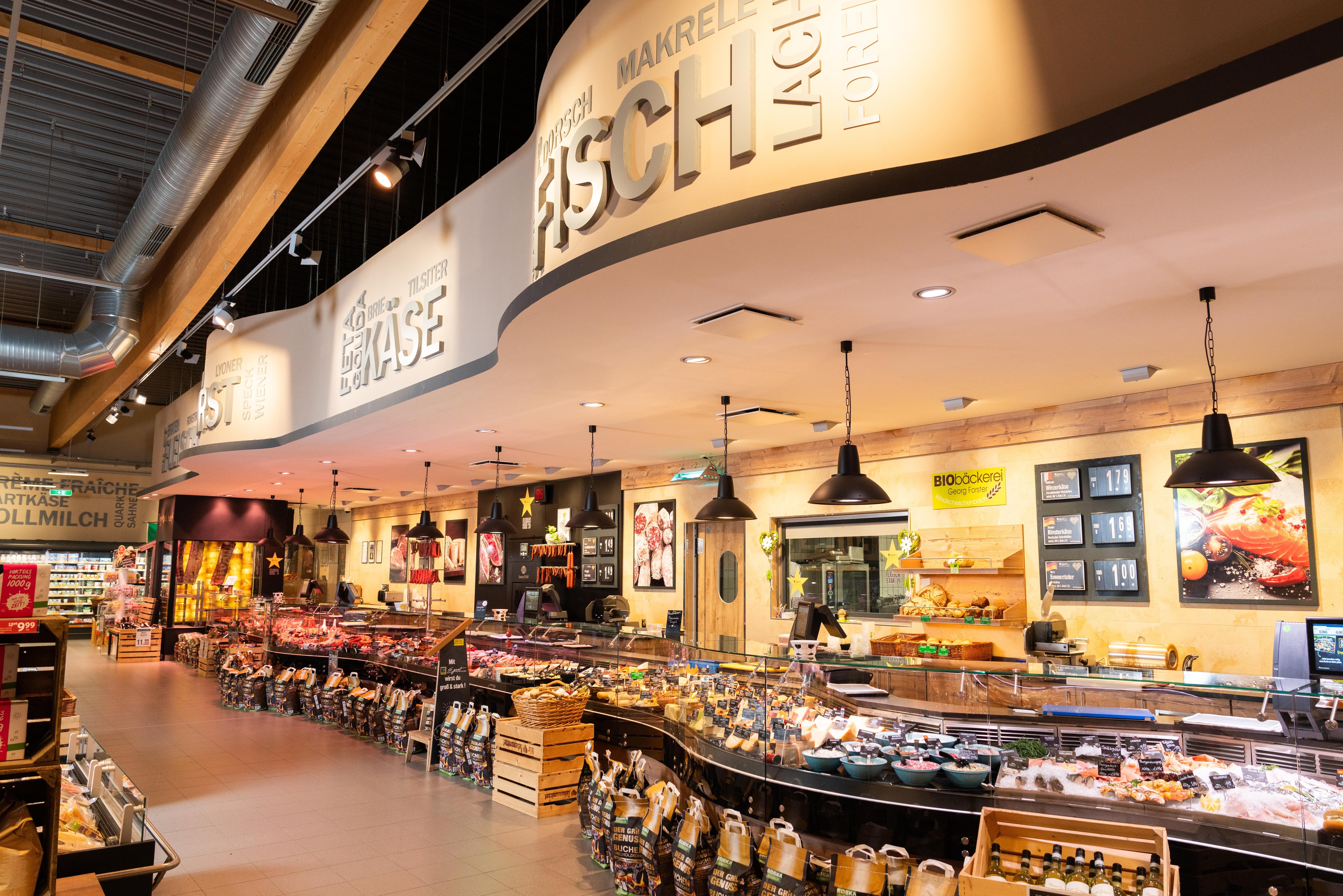 Die Bedientheke eines EDEKA-Marktes.