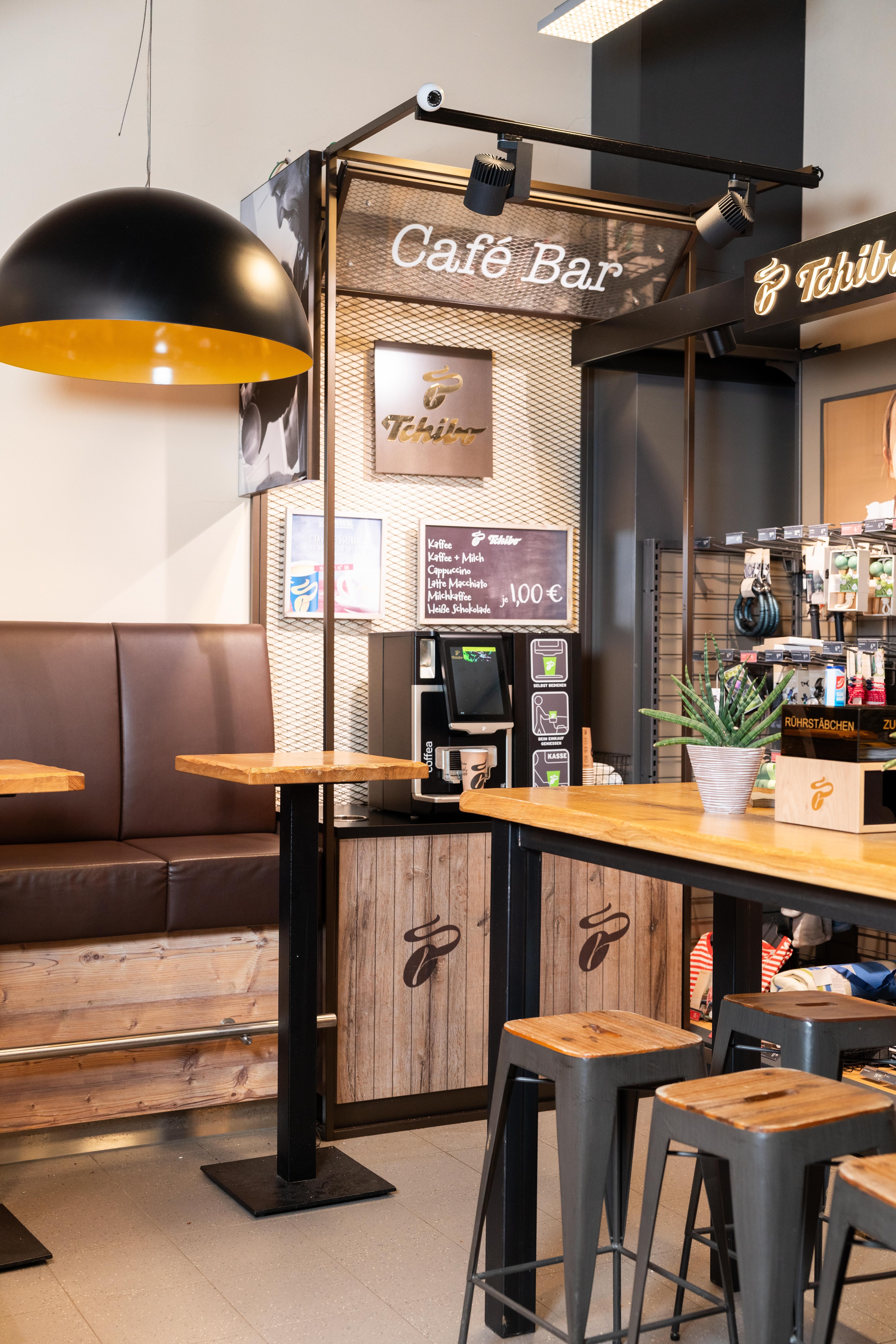 Die Tchibo Café Bar in einem EDEKA-Markt.