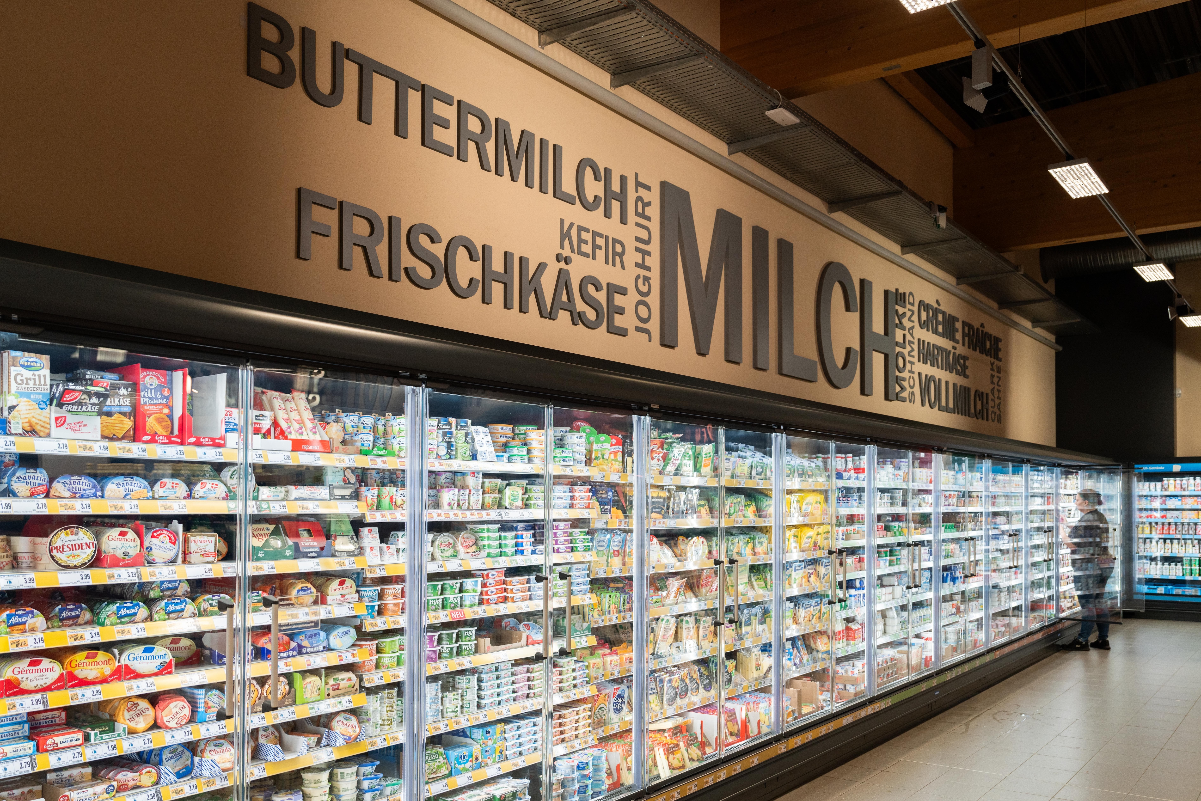 Kühlregale mit Molkereiprodukten in einem EDEKA-Markt.