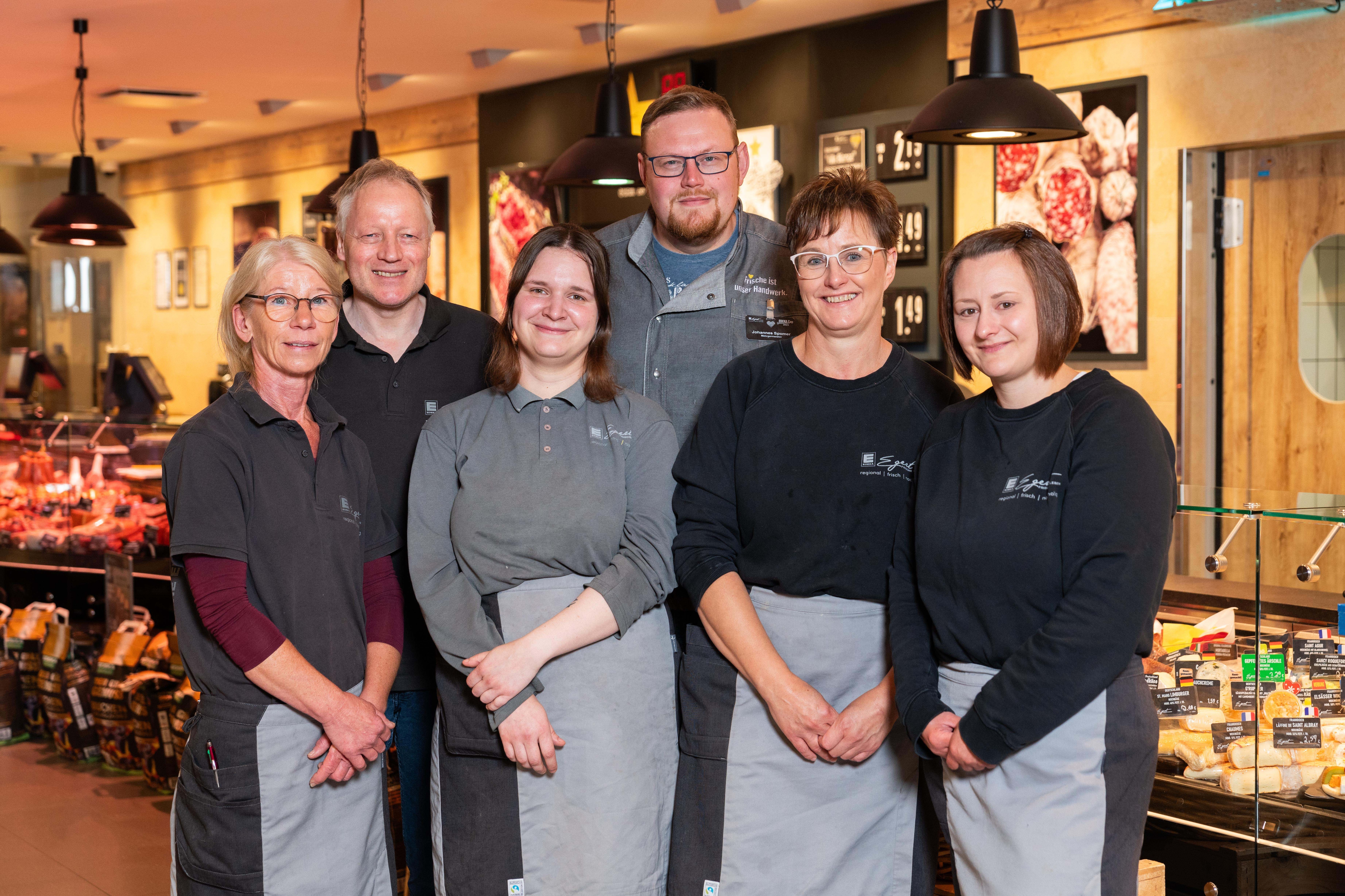 Ein Gruppenbild der Mitarbeitenden der Bedientheke eines EDEKA-Marktes.