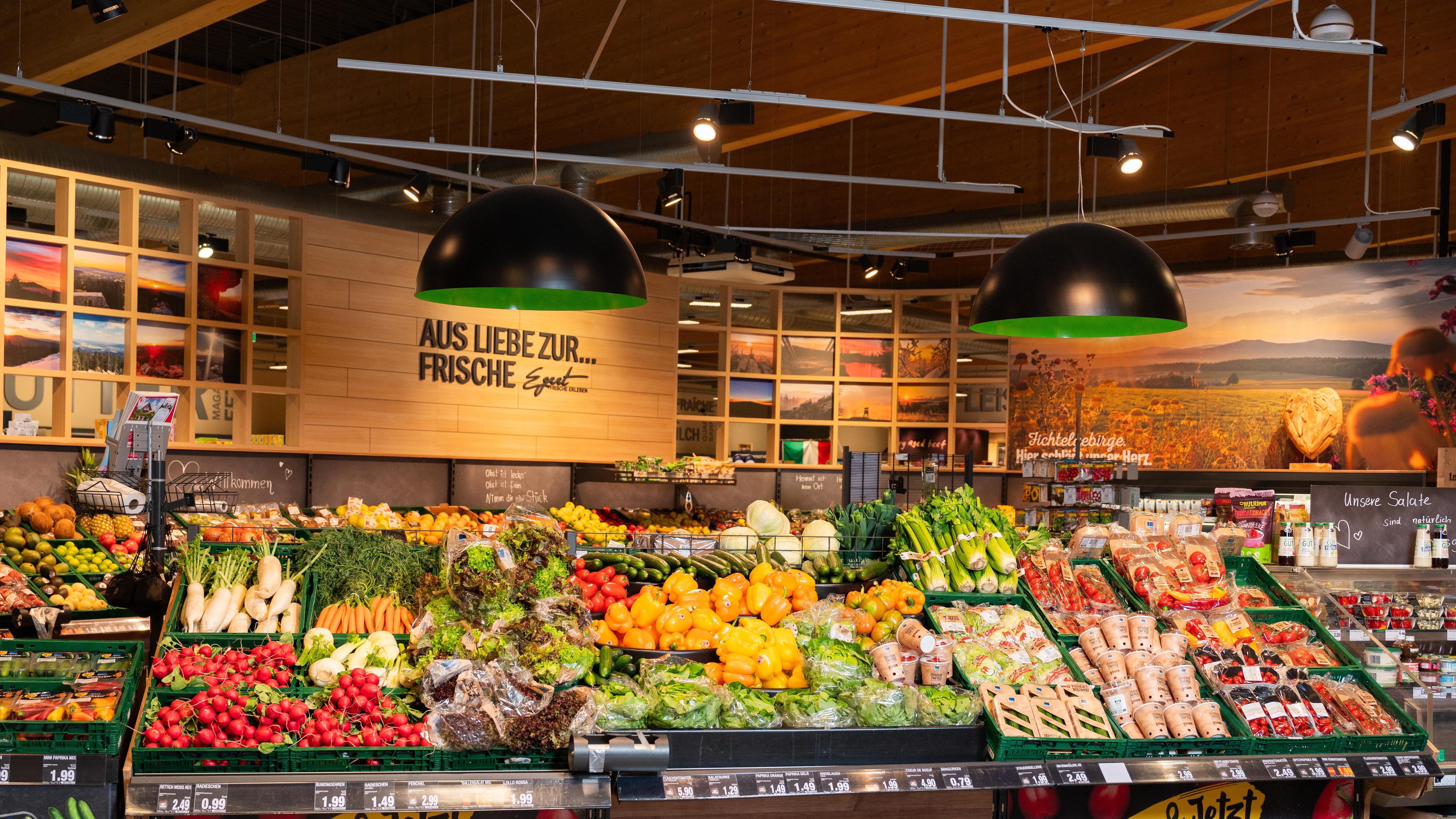 Die Gemüseabteilung eines EDEKA-Marktes.